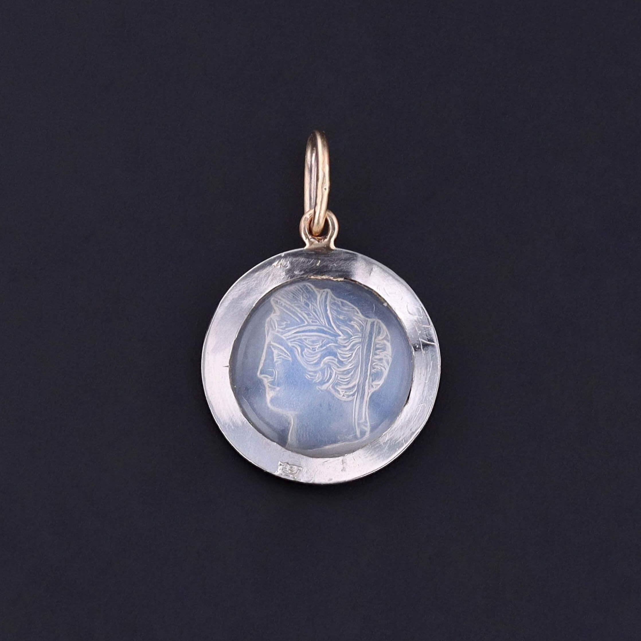 Taille ronde Charm antique en platine avec camée en pierre de lune en vente