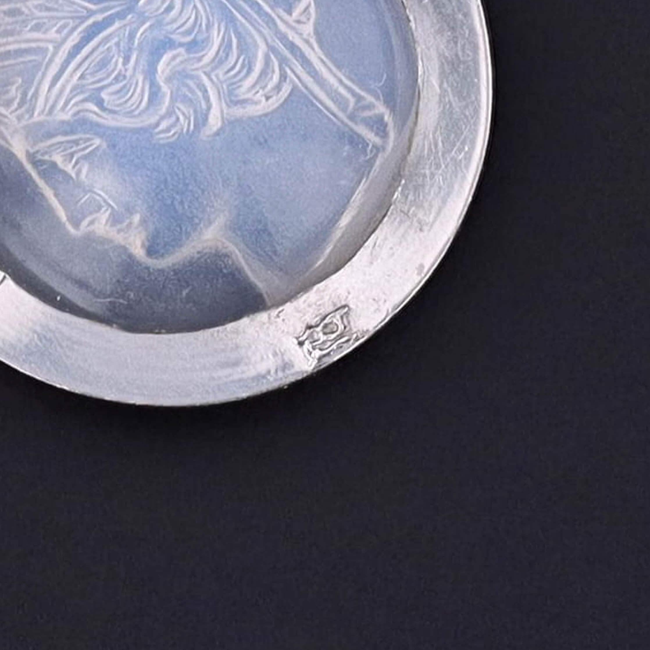 Charm antique en platine avec camée en pierre de lune Bon état - En vente à Lewisburg, PA