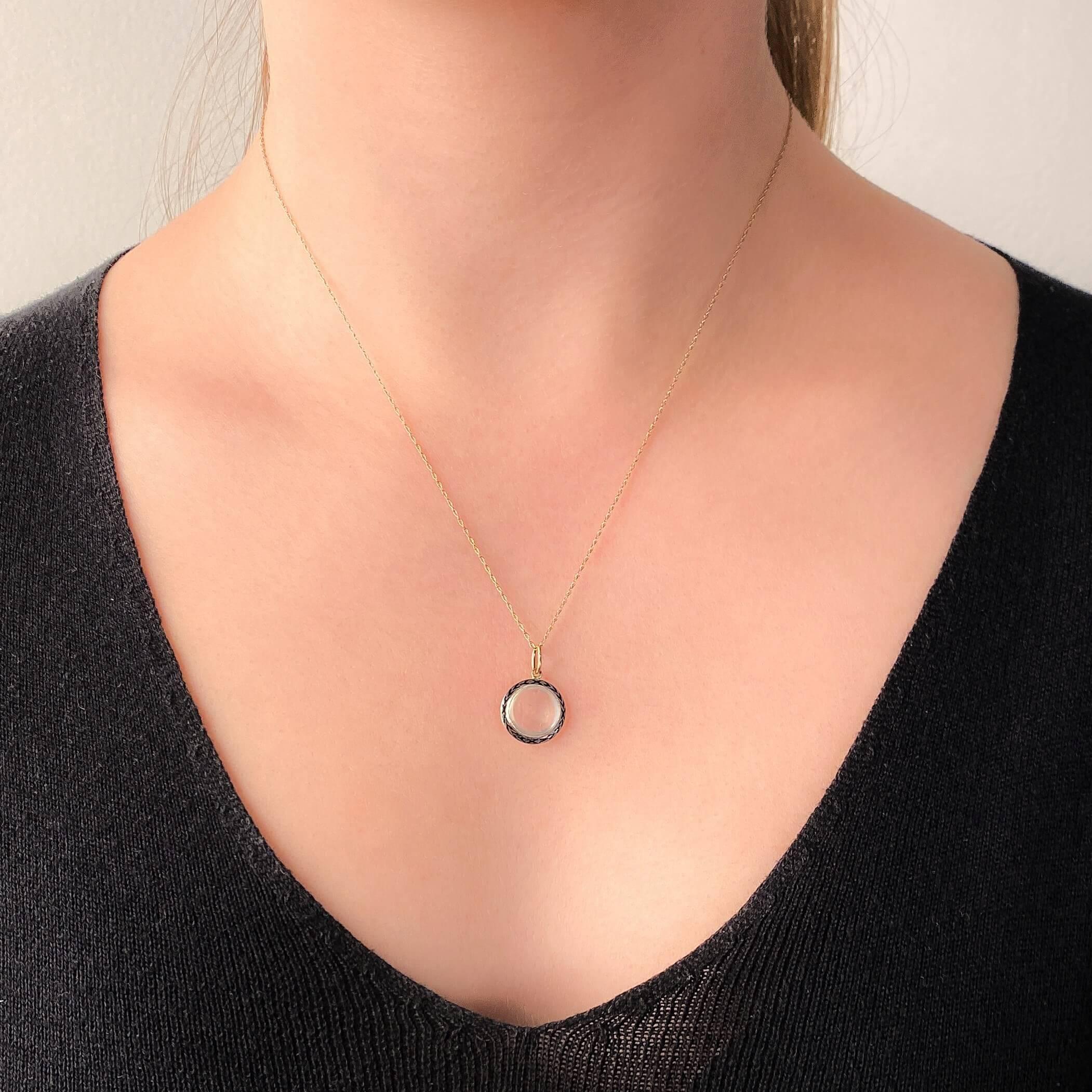 Charm antique en platine avec camée en pierre de lune en vente 1