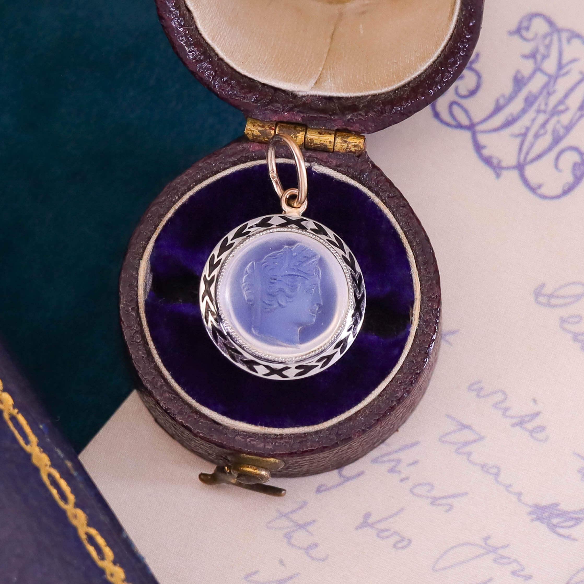 Charm antique en platine avec camée en pierre de lune en vente 3