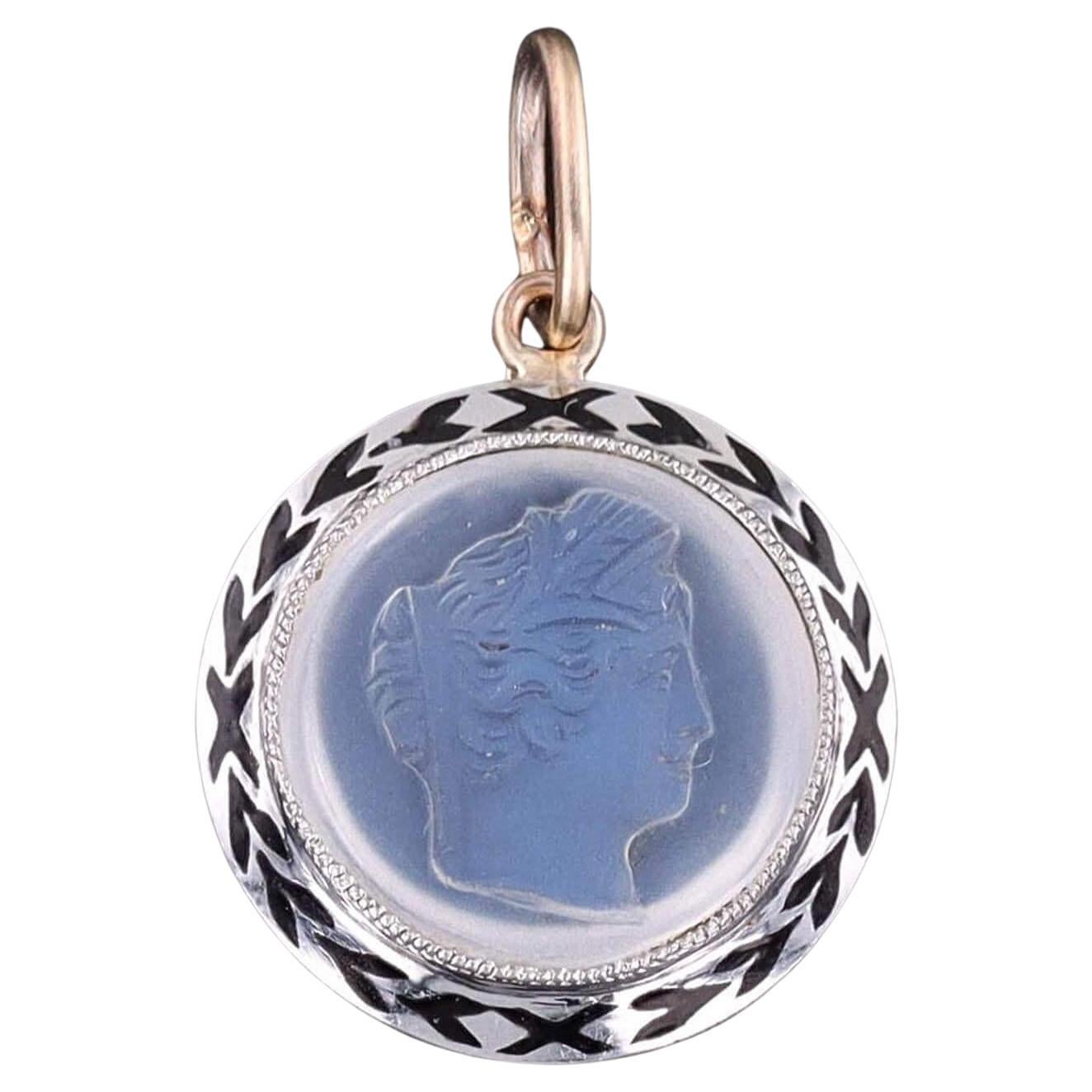 Charm antique en platine avec camée en pierre de lune en vente