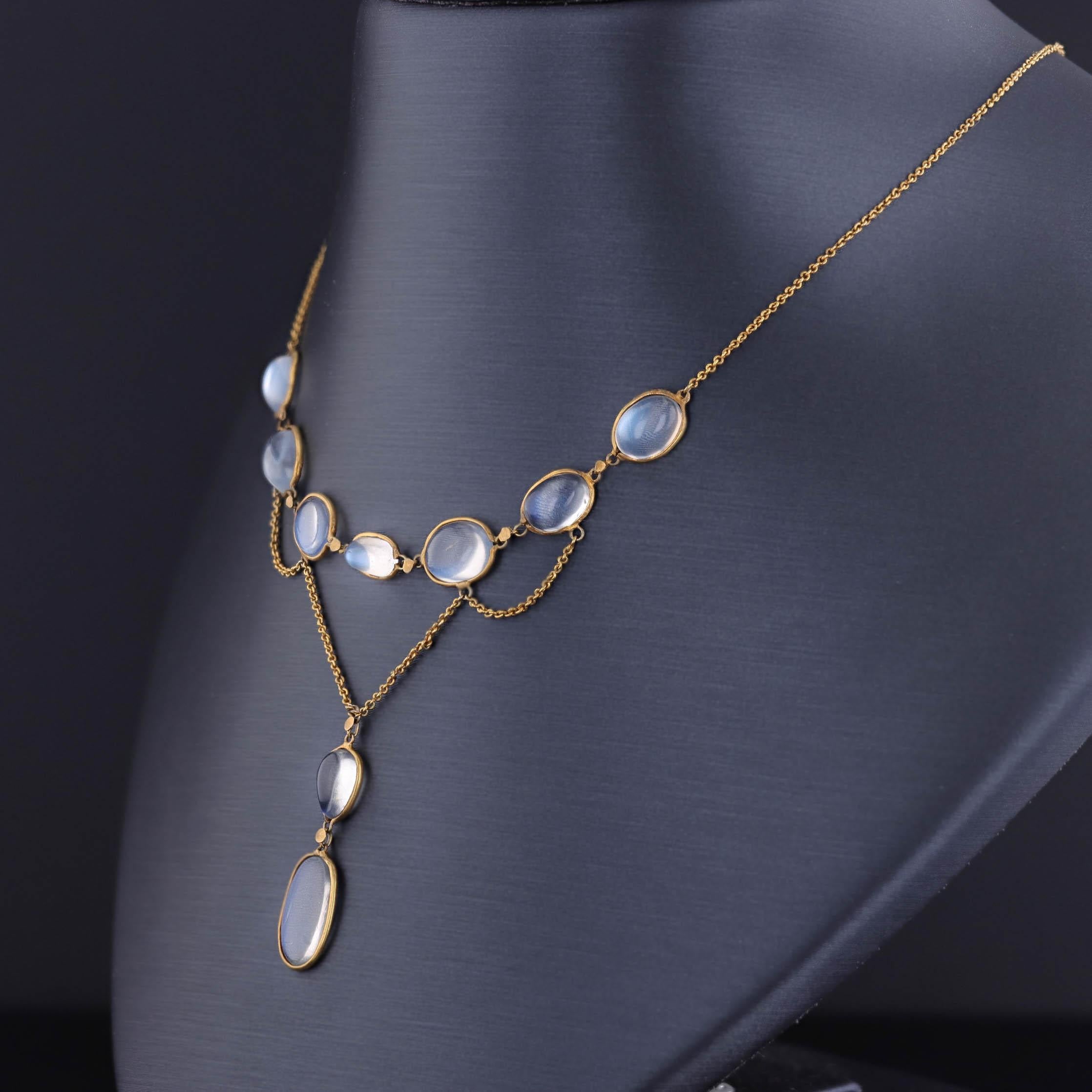 Un'antica collana a festone (circa 1900) composta da pietre lunari ortoclasio incastonate in oro 10k.

Il pezzo misura 14,5 pollici di lunghezza con una goccia di 2 pollici e pesa 4,03 grammi. È in ottime condizioni.

Il contenuto di metallo è stato