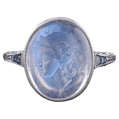 Bague ancienne en platine avec intaille en pierre de lune