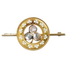 Broche ancienne en pierre de lune, émail de perles naturelles et trèfle chanceux en or, Circa 1900