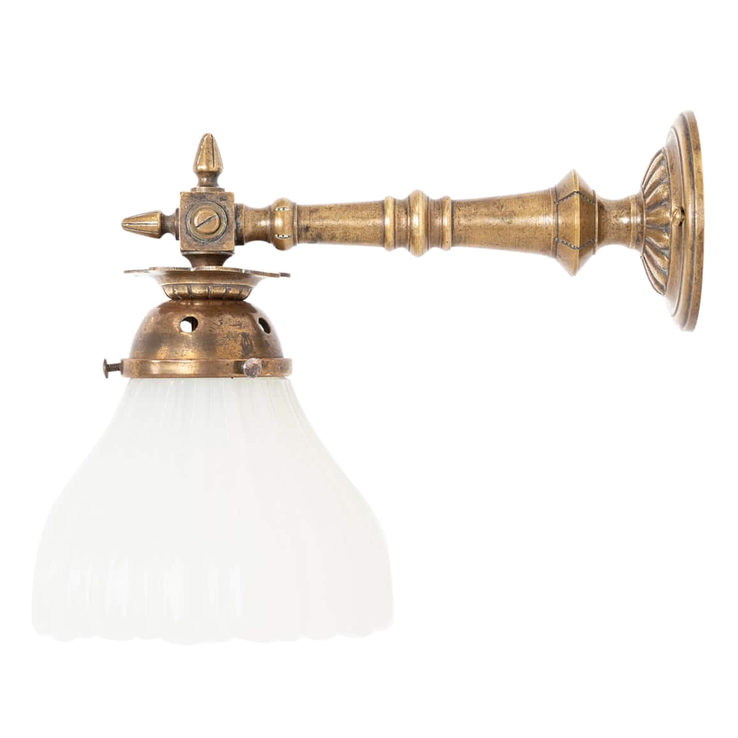 Lampada da parete antica in vetro opalino Moonstone e ottone, 1910 ca. in vendita