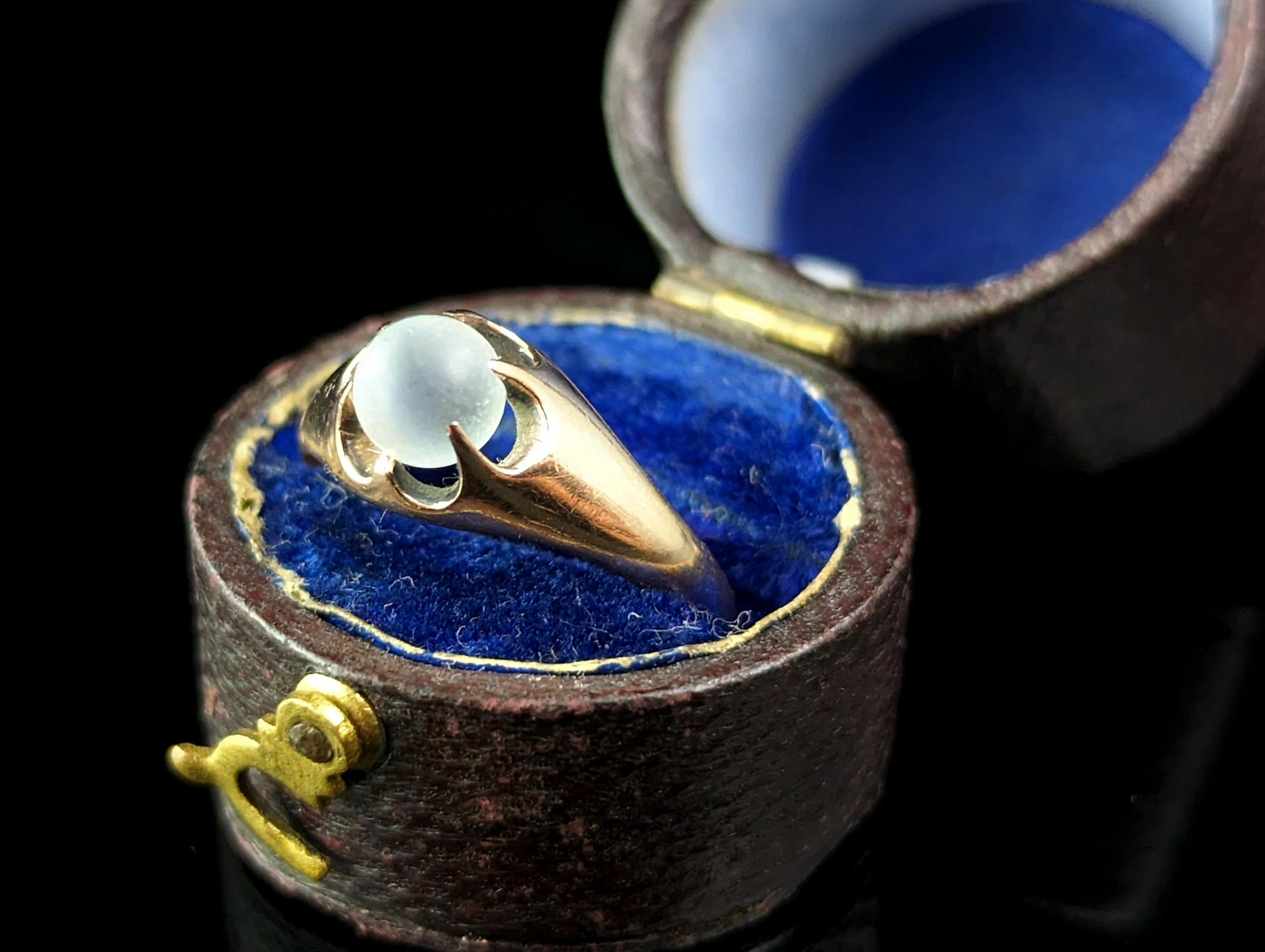 Anillo antiguo de piedra lunar, Art Déco, oro de 9 quilates en Bueno Estado en NEWARK, GB