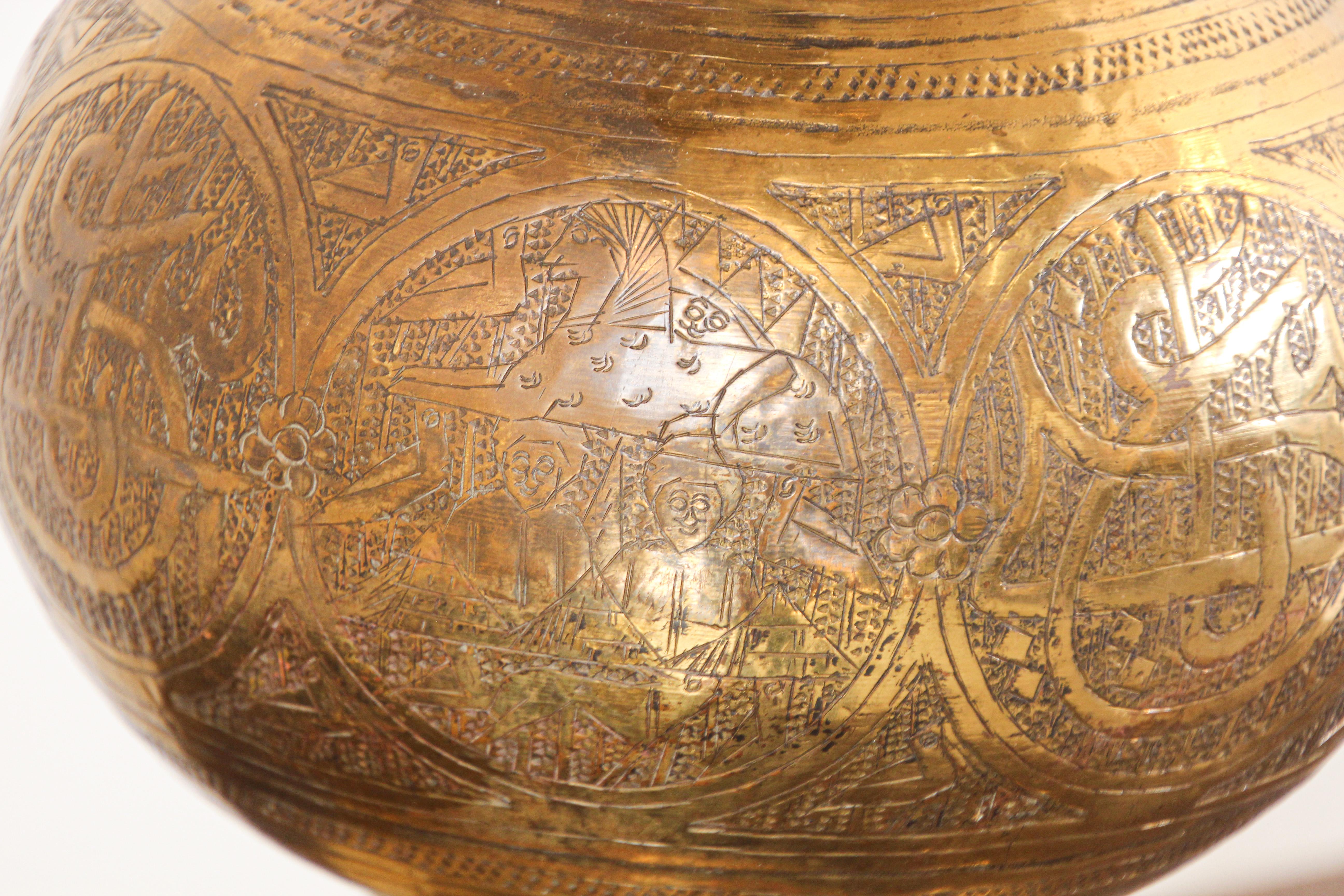 Lampe de bureau mauresque ancienne en laiton avec texte arabe en vente 3