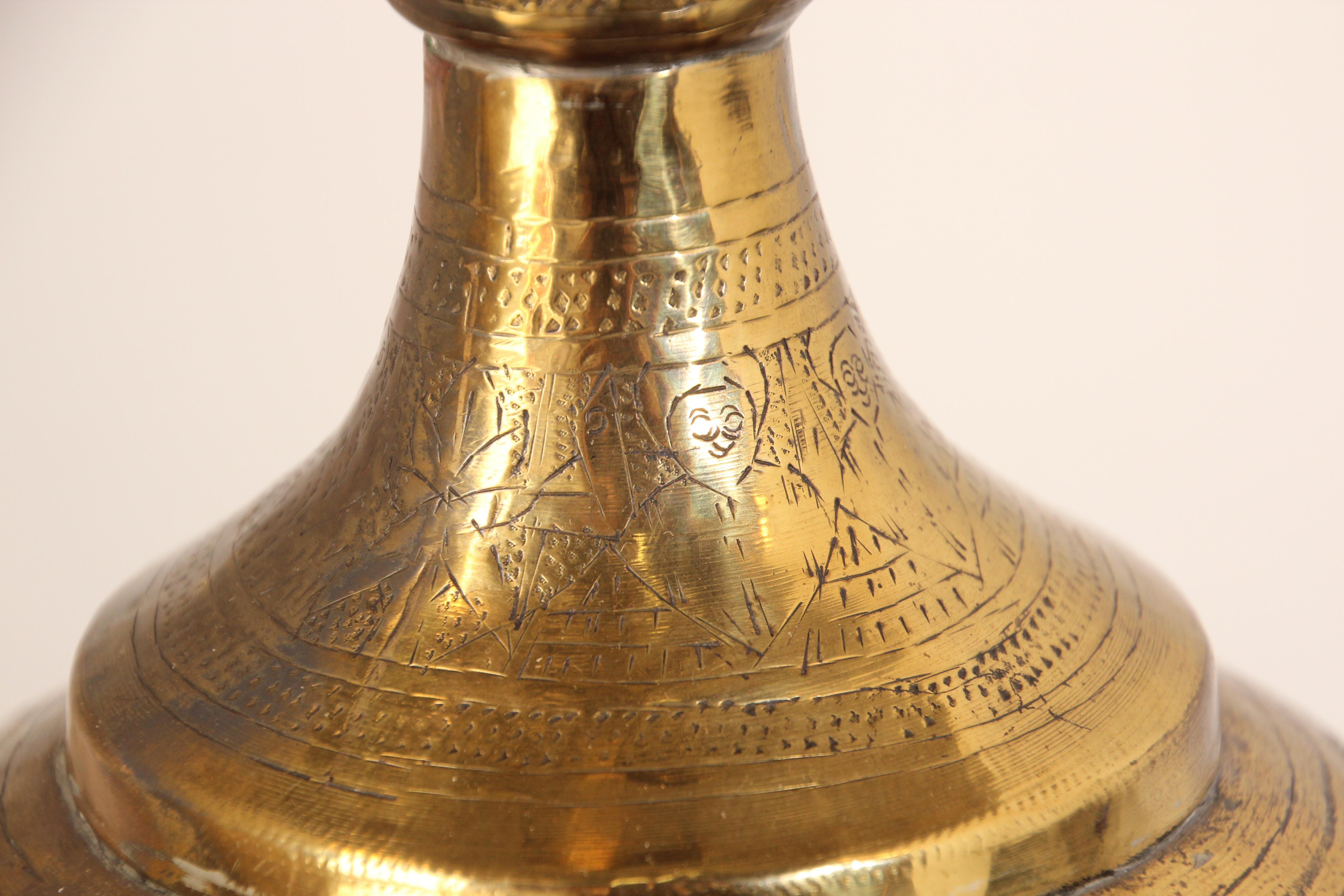 Lampe de bureau mauresque ancienne en laiton avec texte arabe en vente 4