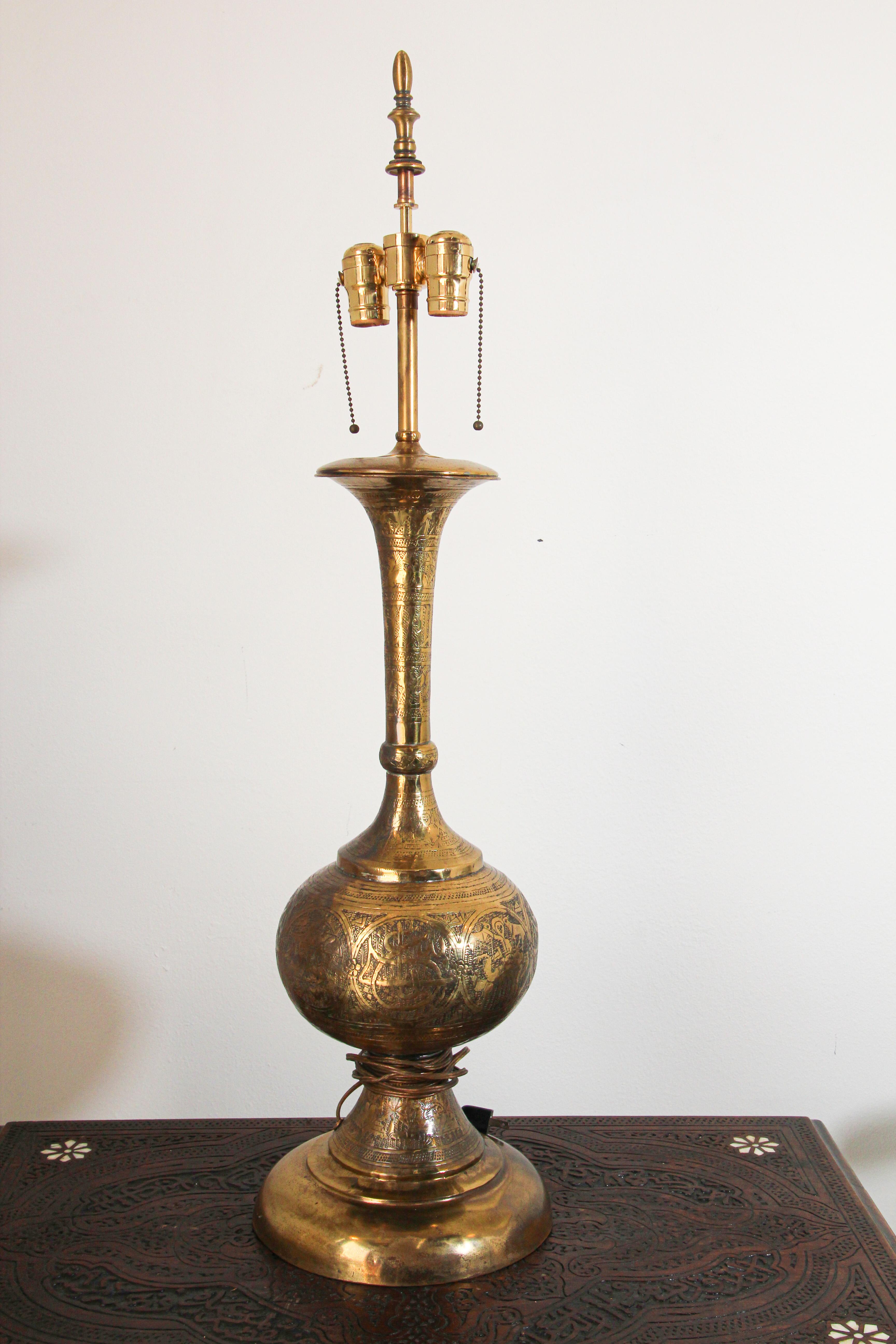 Lampe de bureau mauresque ancienne en laiton avec texte arabe en vente 7