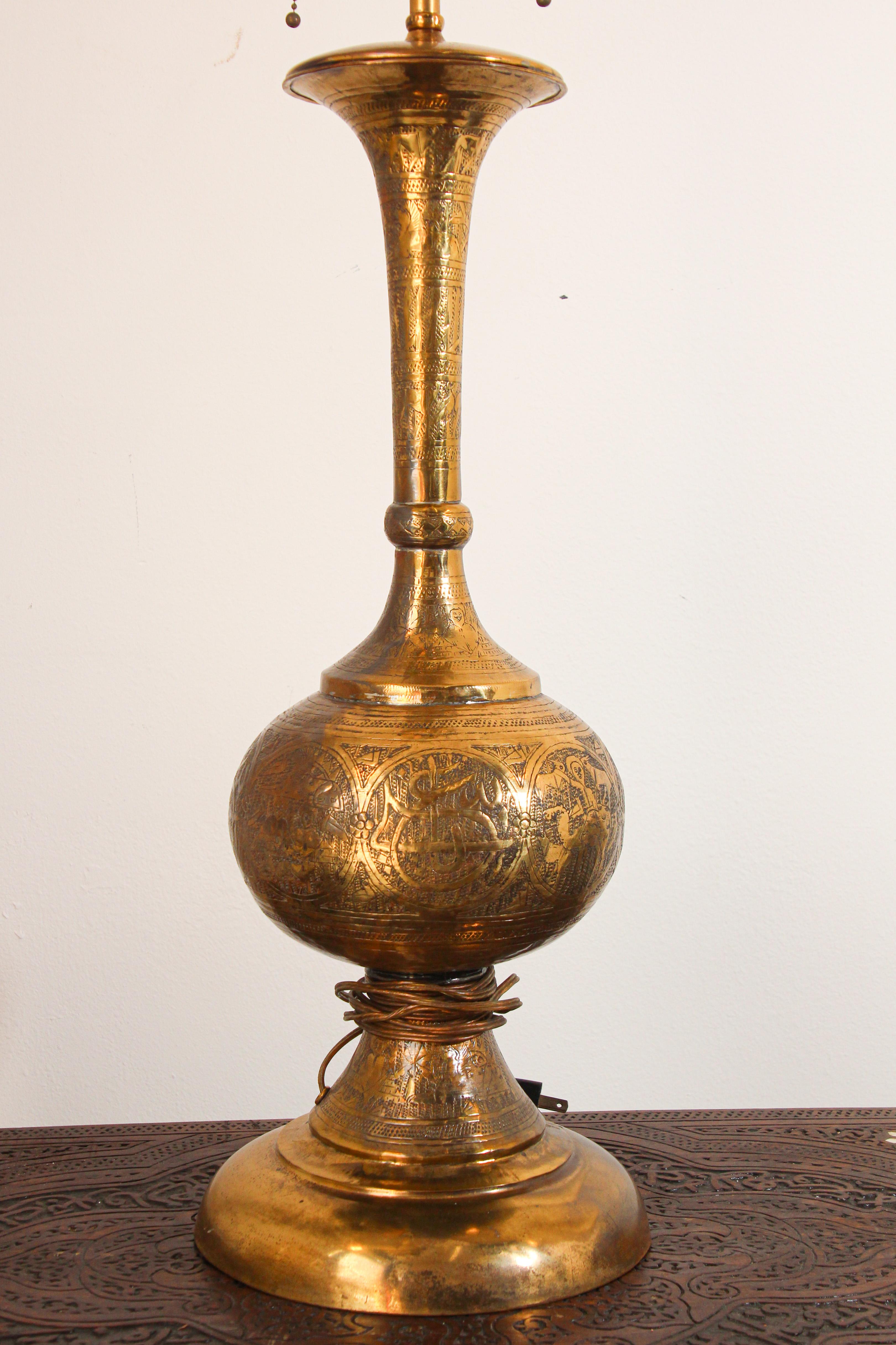 Lampe de bureau mauresque ancienne en laiton avec texte arabe en vente 7