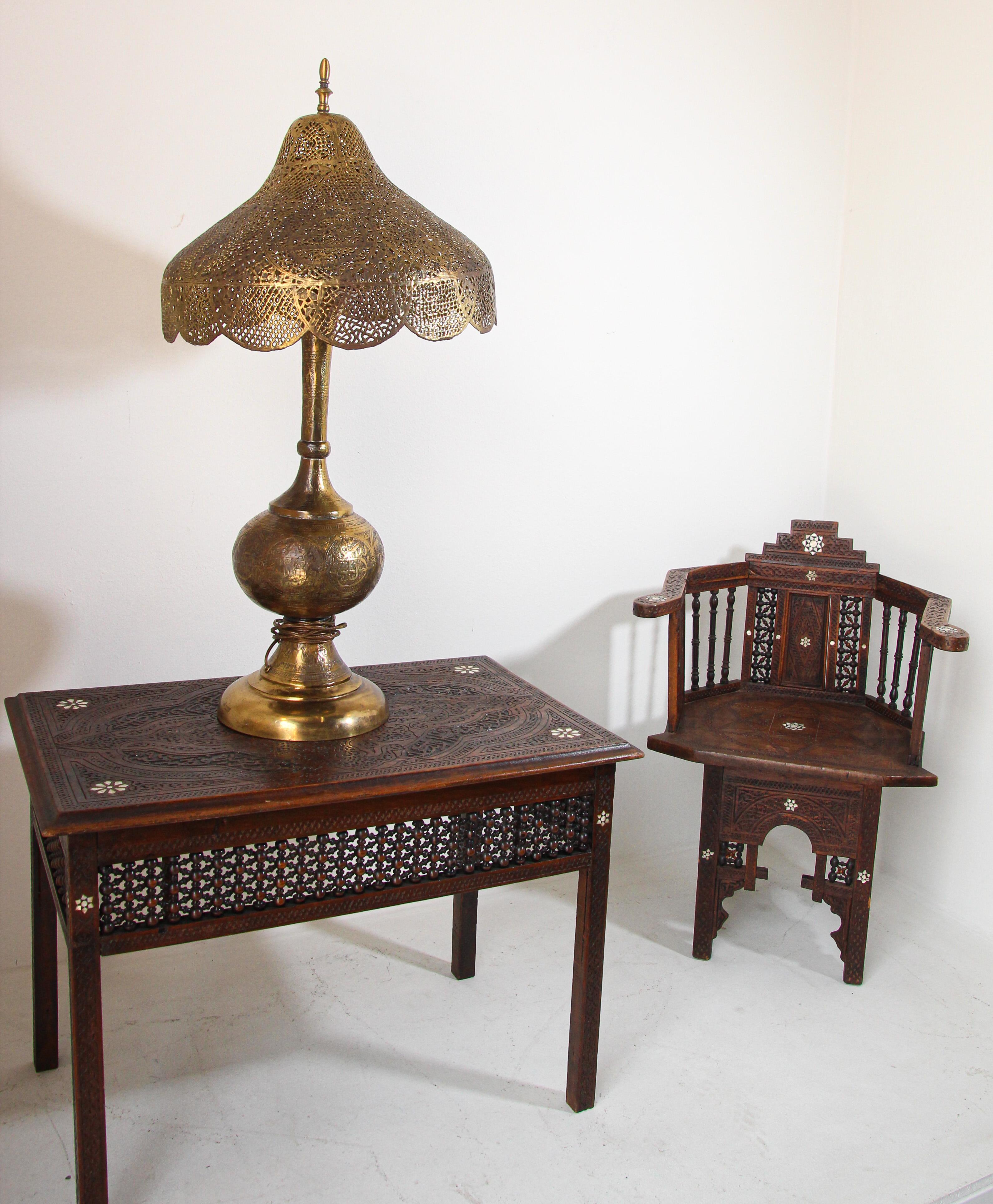 Lampe de bureau mauresque ancienne en laiton avec texte arabe en vente 11