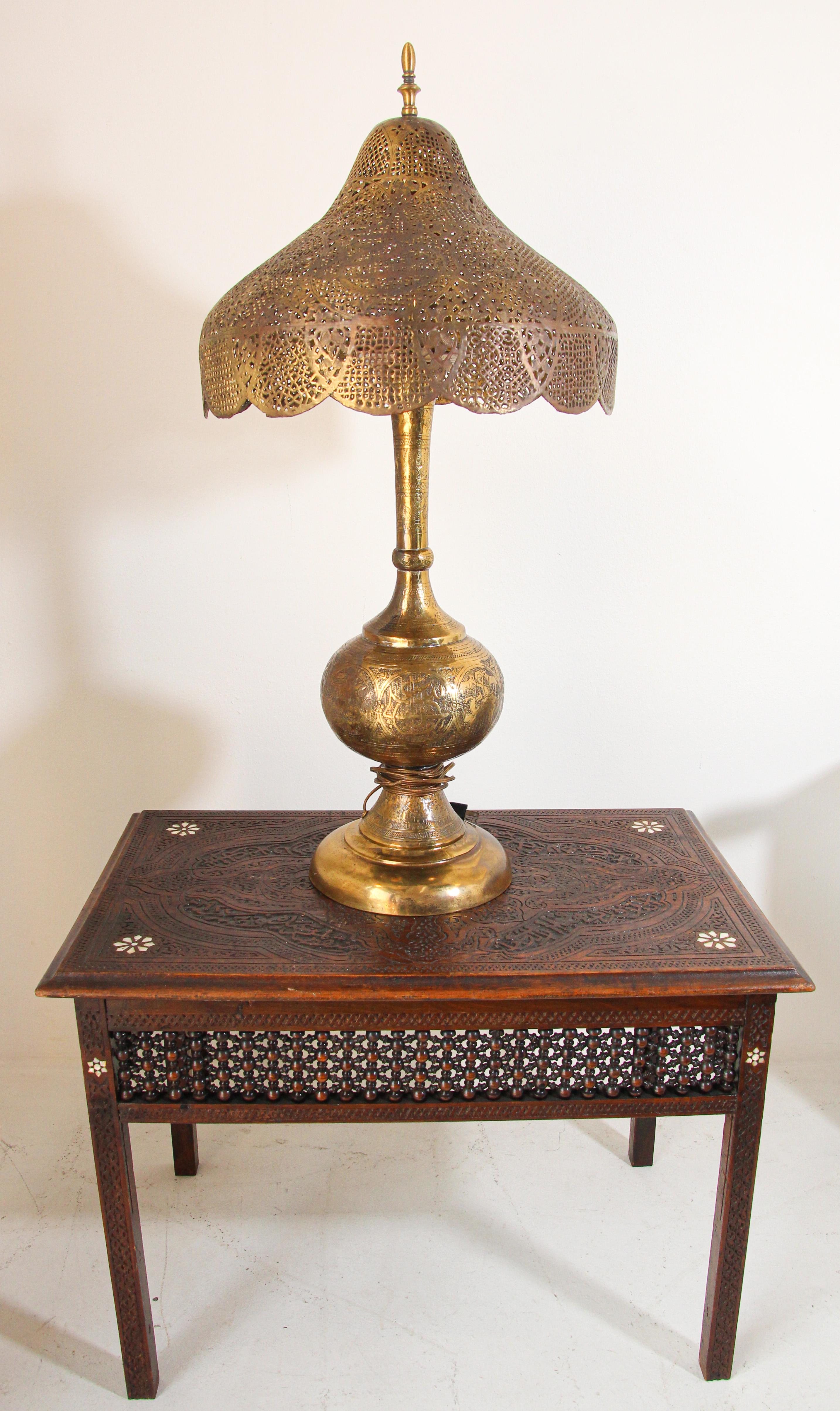 Mauresque Lampe de bureau mauresque ancienne en laiton avec texte arabe en vente