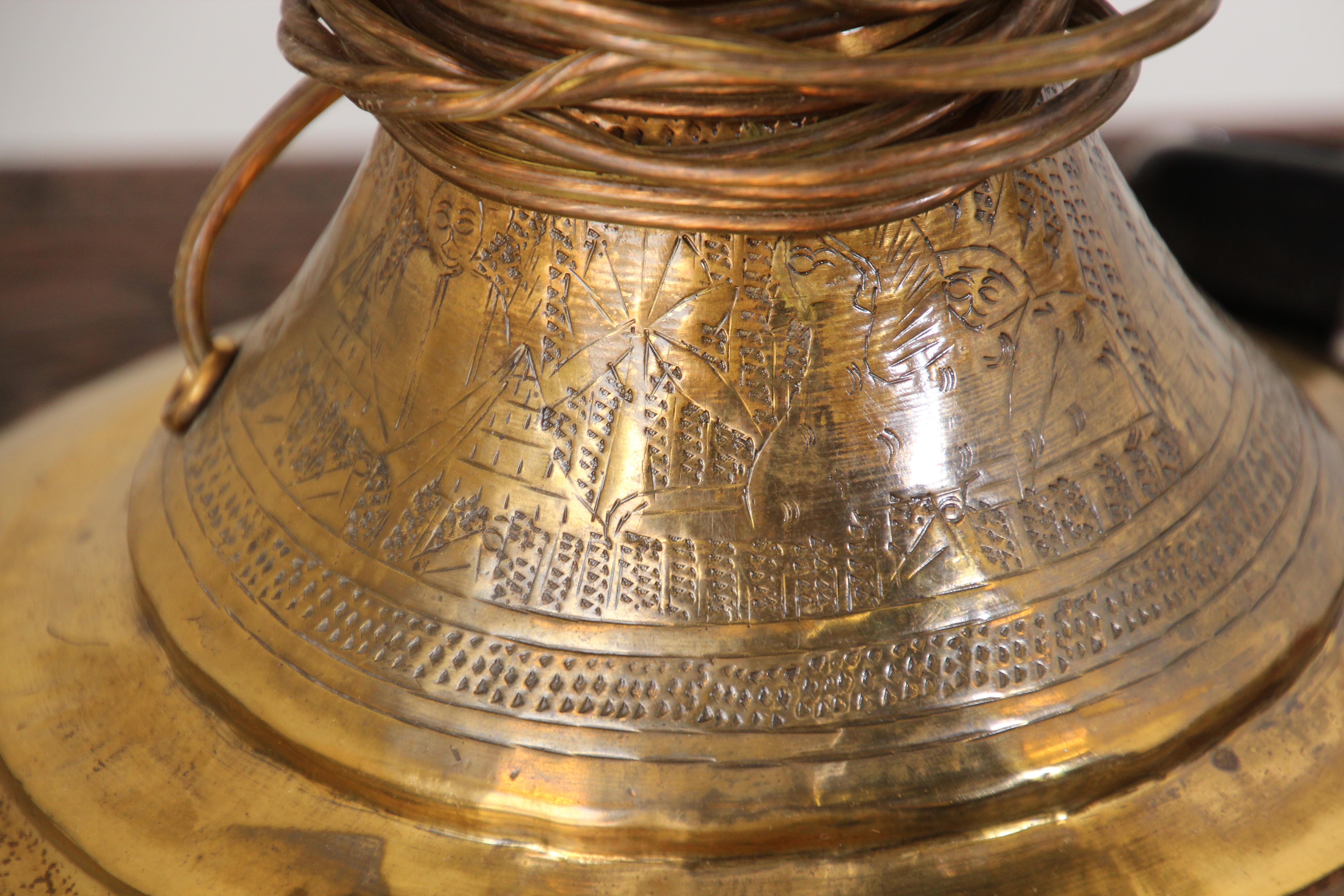 Laiton Lampe de bureau mauresque ancienne en laiton avec texte arabe en vente