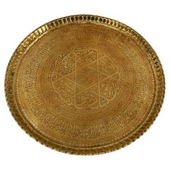 Antikes maurisches Messingtablett mit arabischer Kalligraphieschrift