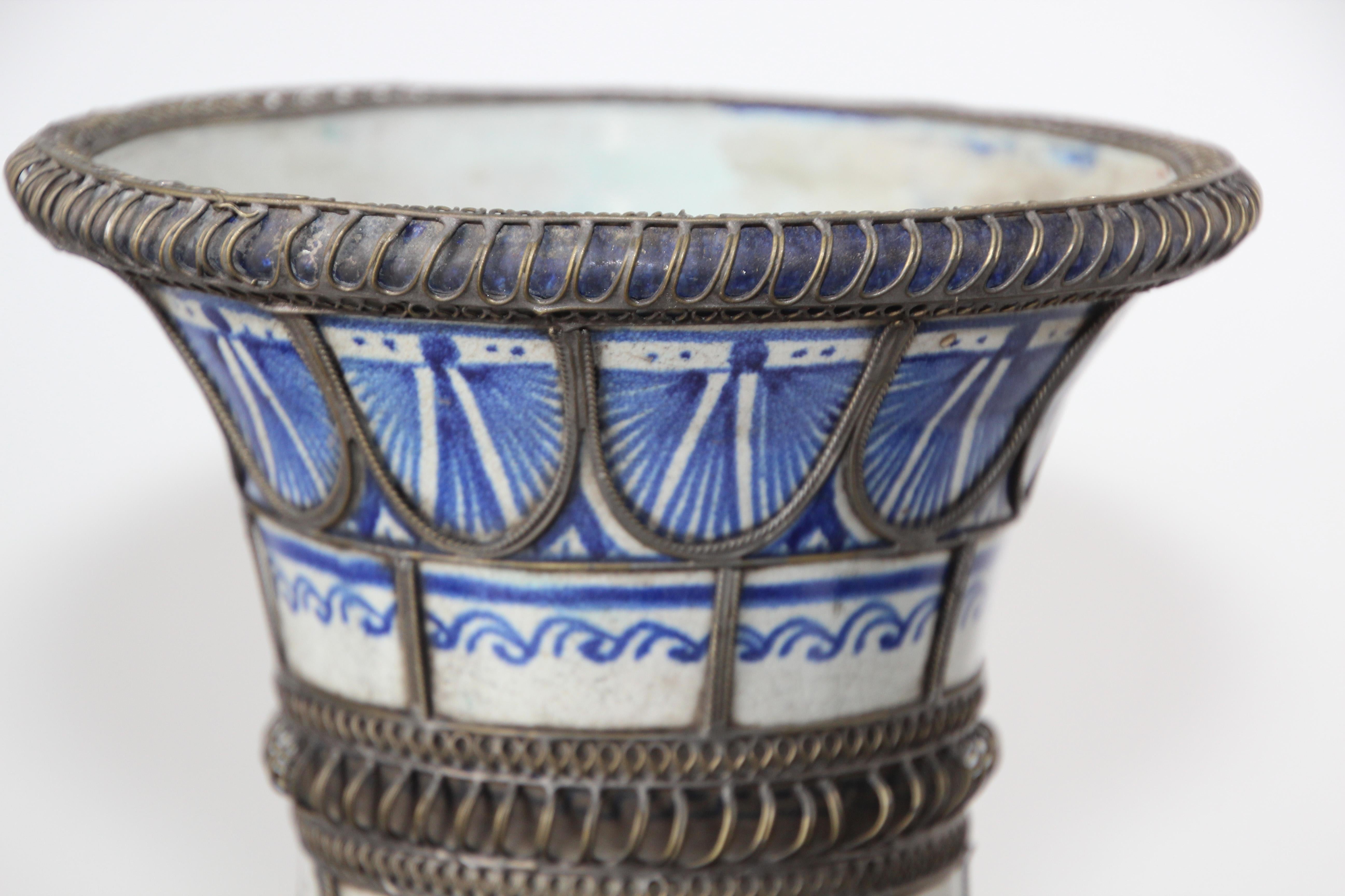 Antico moresco  Vaso in ceramica di Fez blu e bianco con filigrana d'argento in vendita 12
