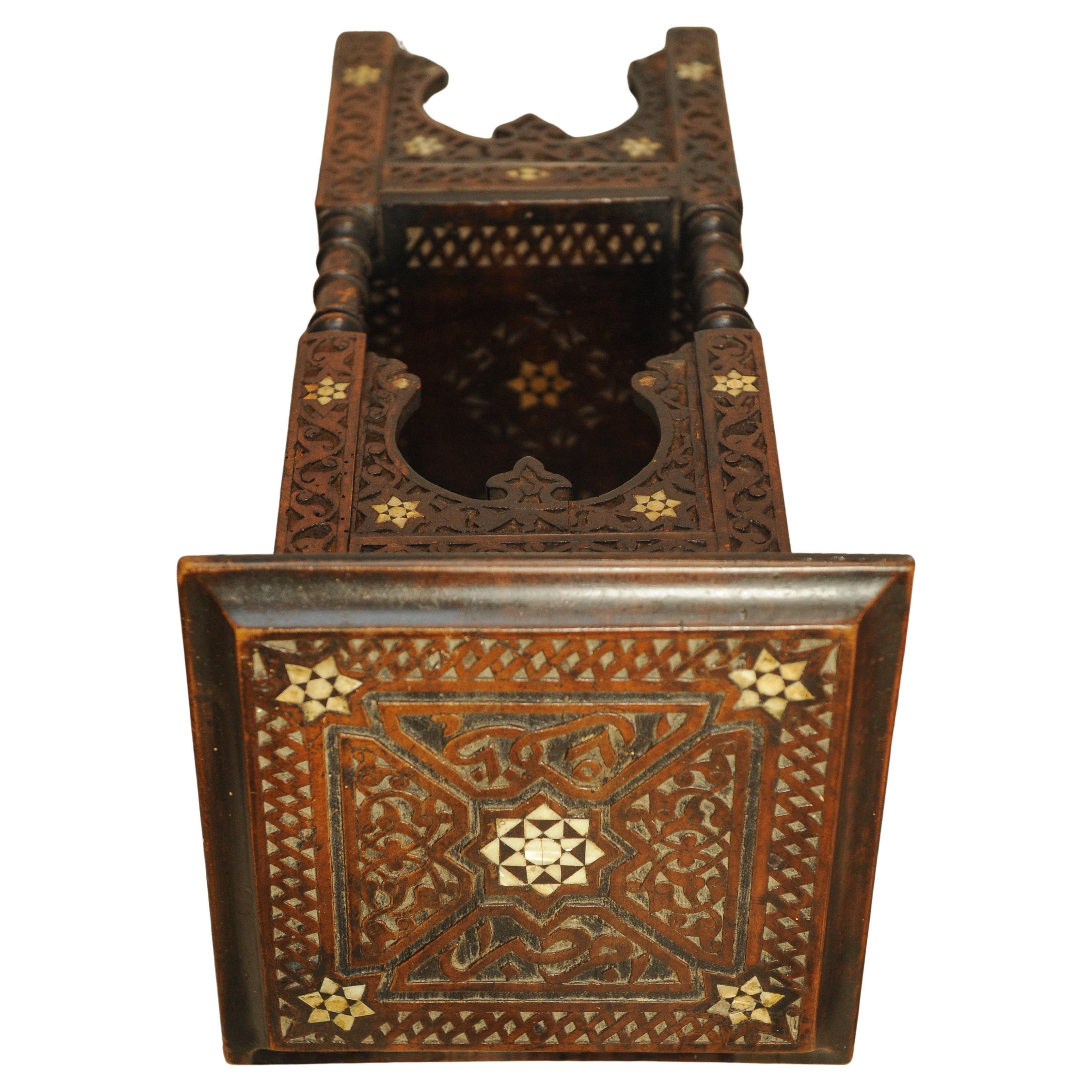 Table d'appoint mauresque à deux niveaux avec détails de parqueterie décoratifs en vente 2