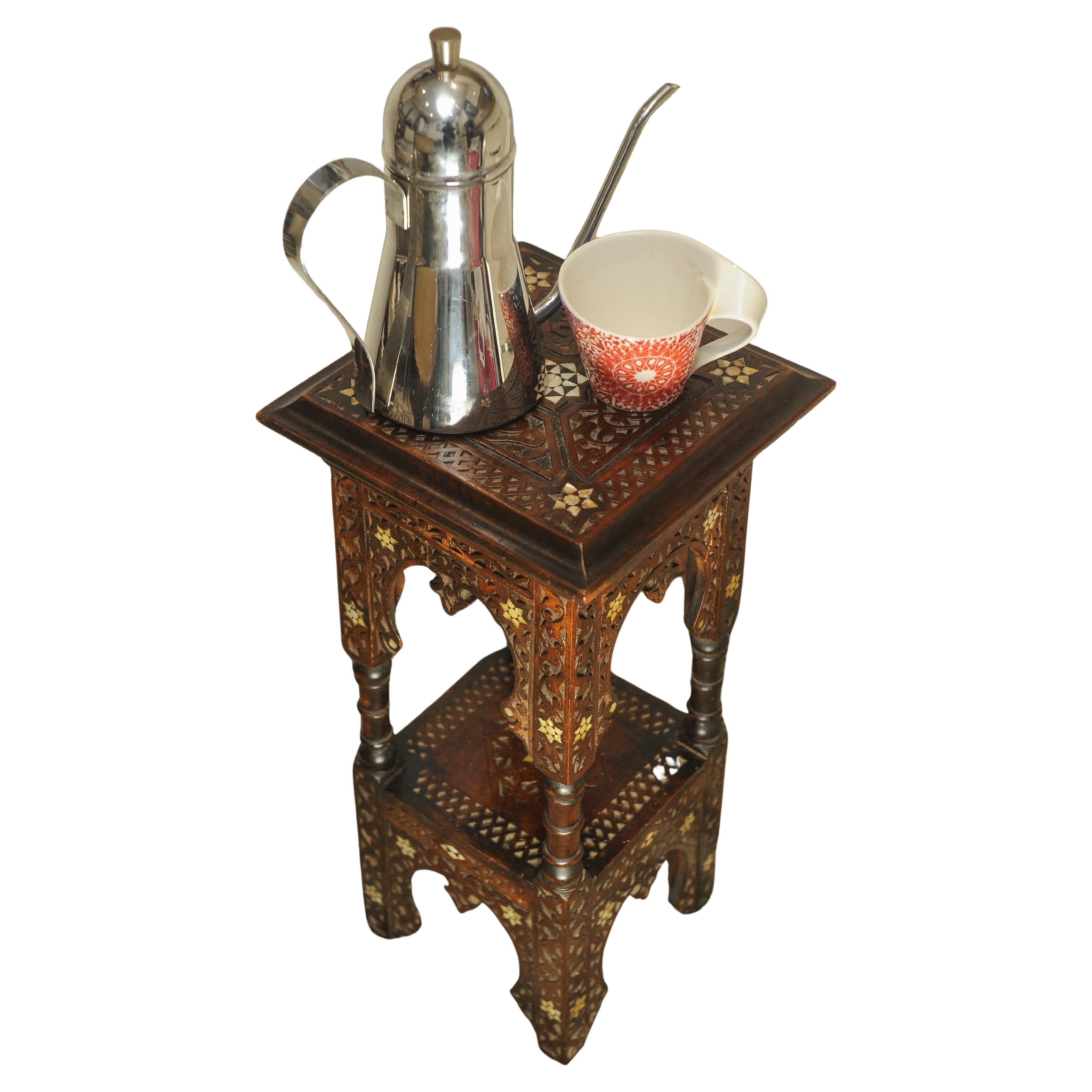 Table d'appoint mauresque à deux niveaux avec détails de parqueterie décoratifs en vente 3