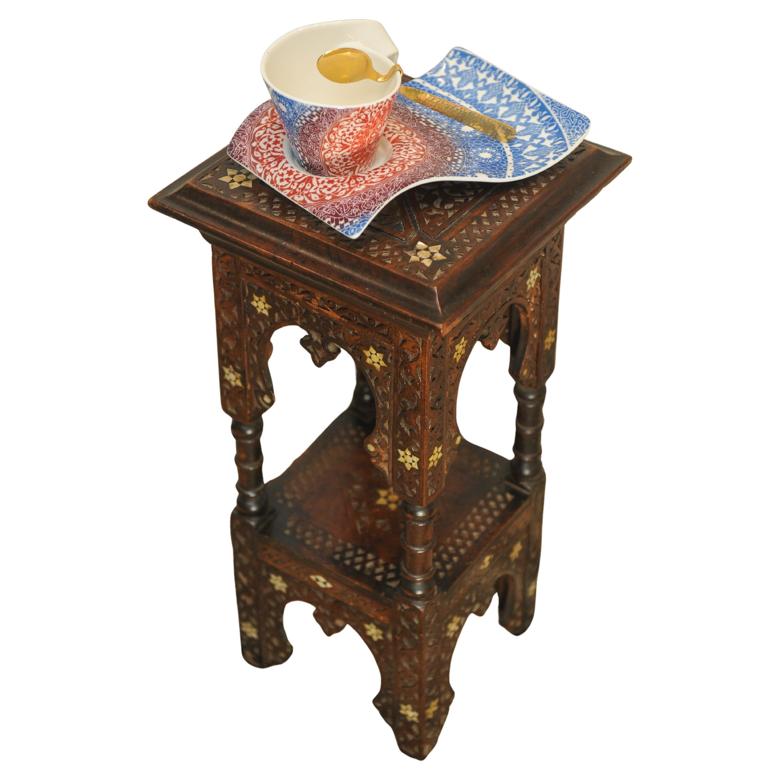 Table d'appoint à deux niveaux en bois dur mauresque du début du 20e siècle avec détails décoratifs en marqueterie 

Un exemple bien exécuté avec une belle incrustation de mosaïque répétitive sur l'ensemble de la pièce.

Idéale comme table