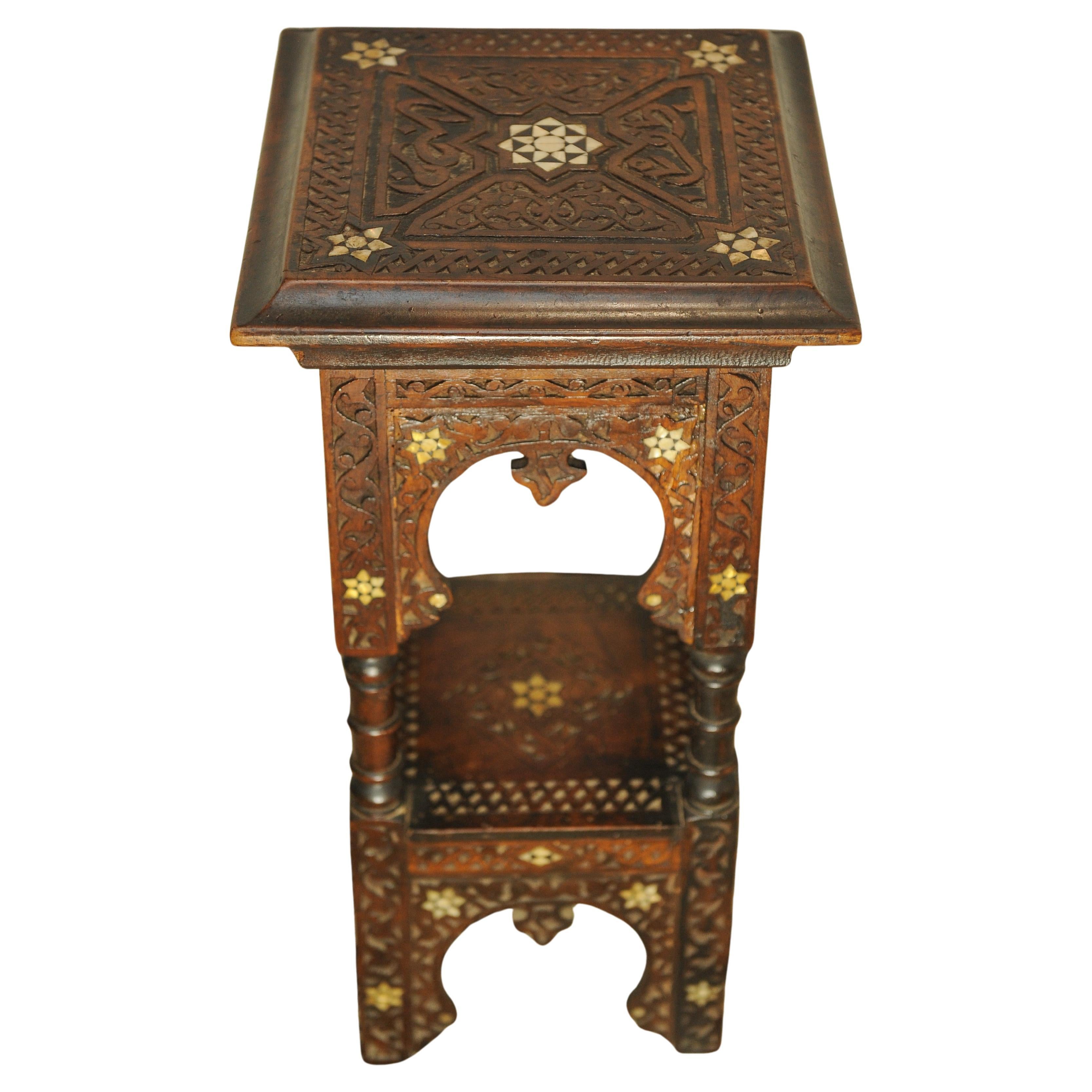 Mauresque Table d'appoint mauresque à deux niveaux avec détails de parqueterie décoratifs en vente