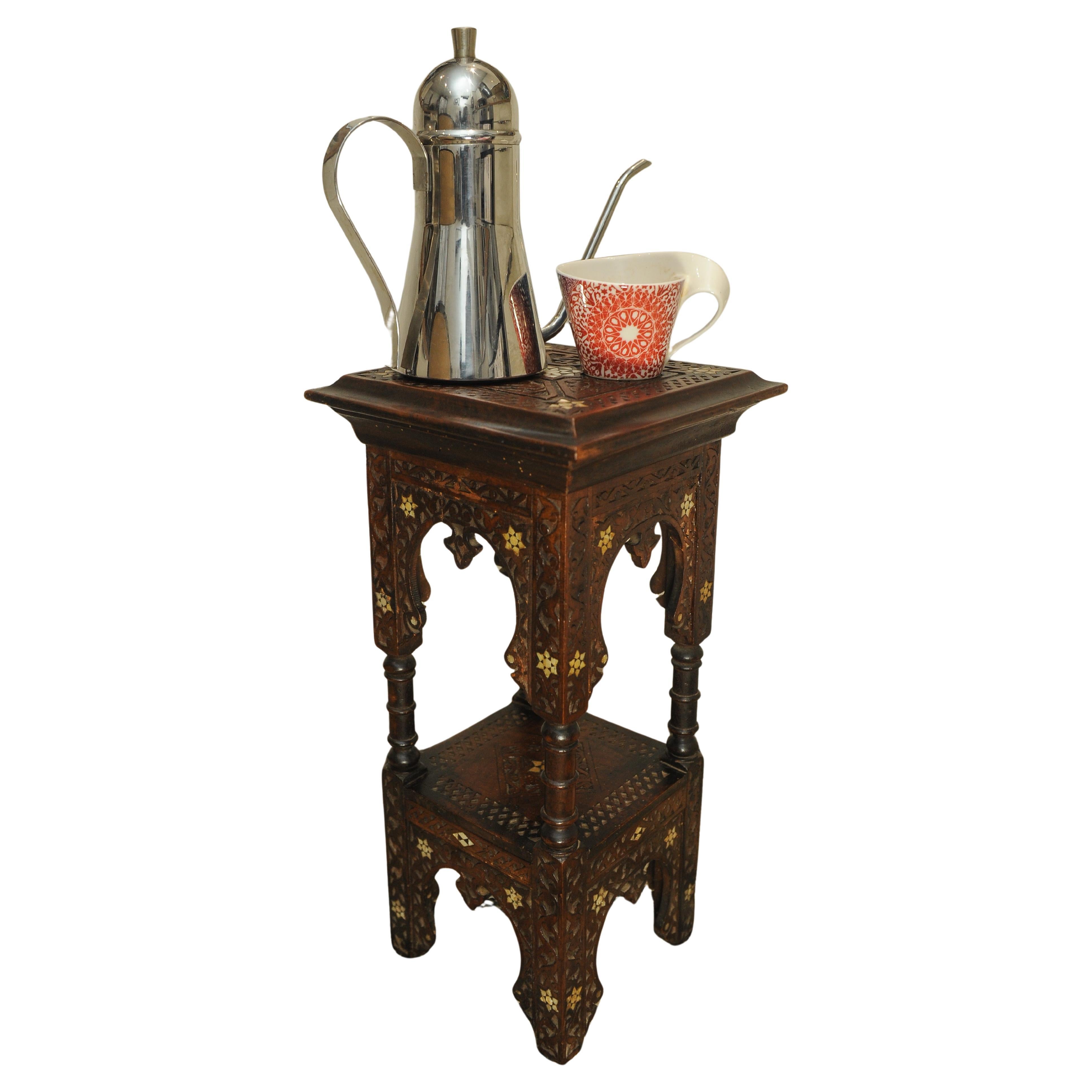 Marocain Table d'appoint mauresque à deux niveaux avec détails de parqueterie décoratifs en vente