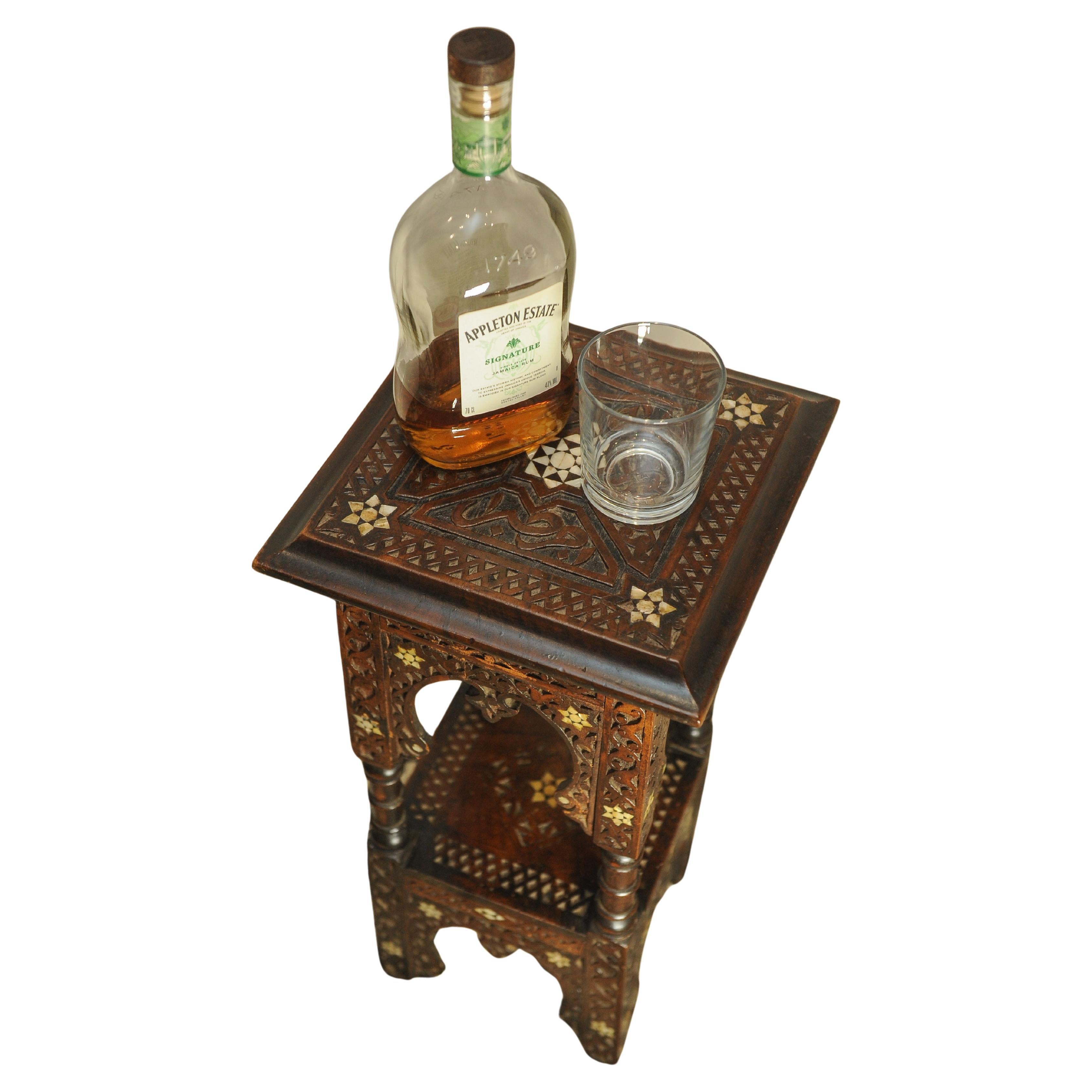 Incrusté Table d'appoint mauresque à deux niveaux avec détails de parqueterie décoratifs en vente