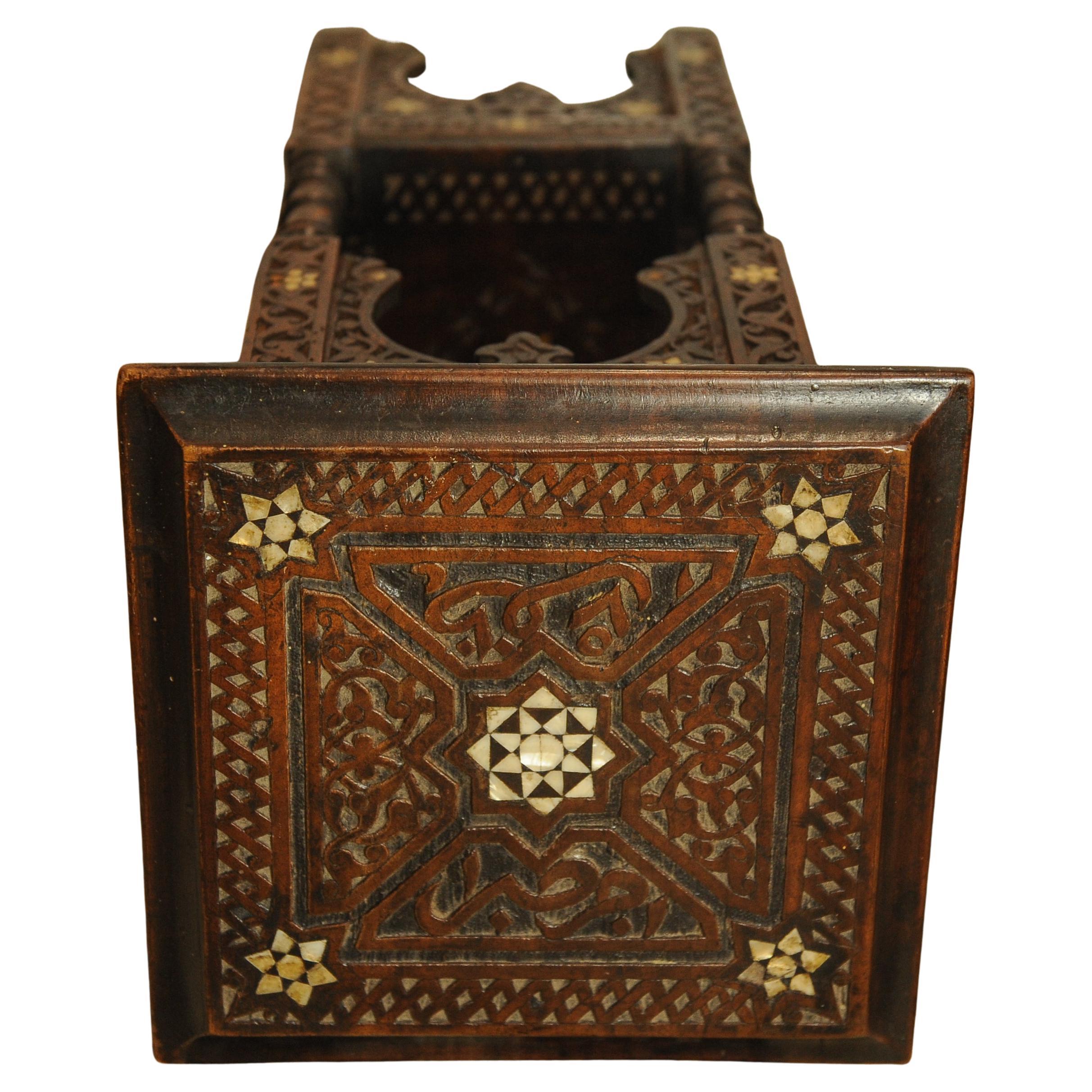 Table d'appoint mauresque à deux niveaux avec détails de parqueterie décoratifs Bon état - En vente à Reading, Berkshire