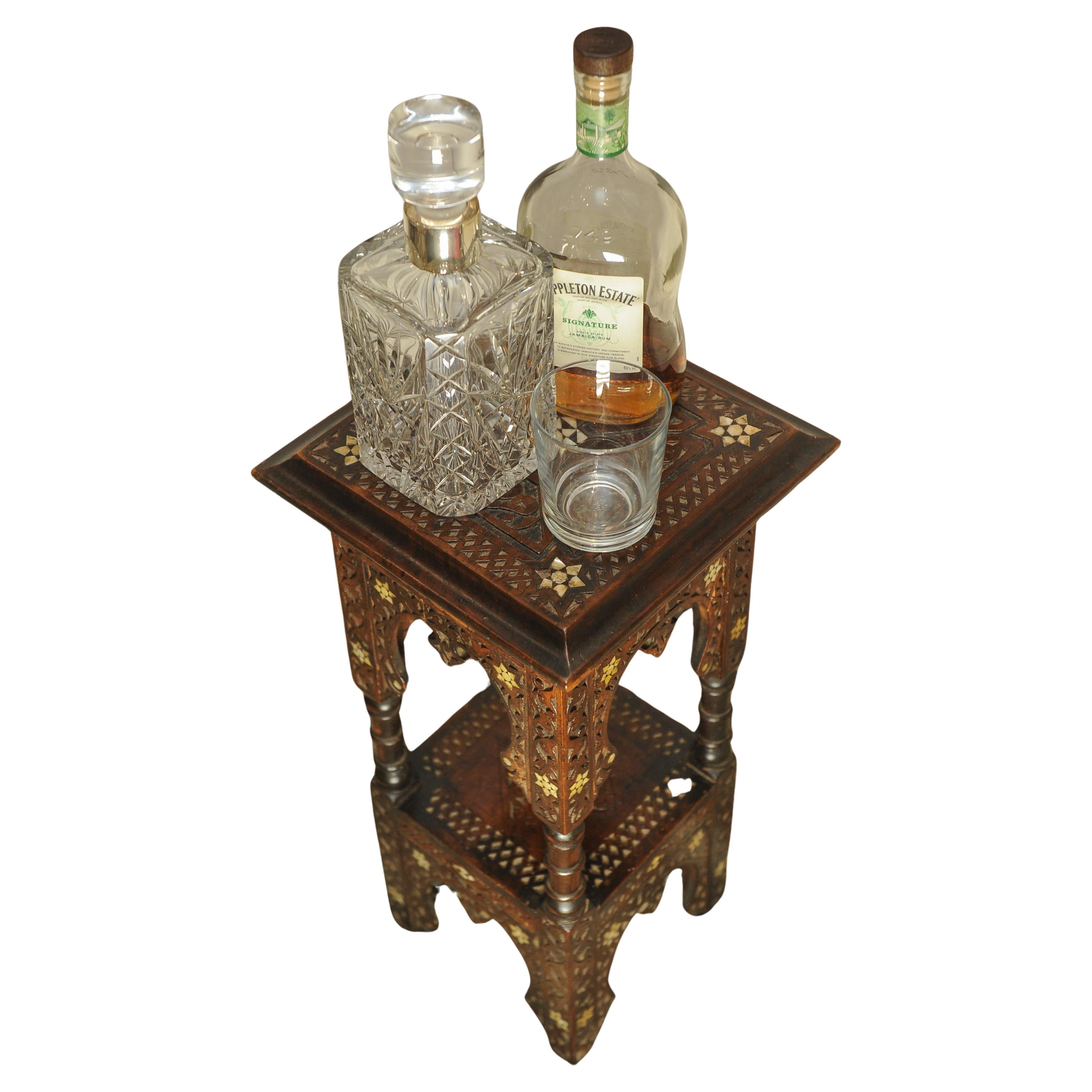 20ième siècle Table d'appoint mauresque à deux niveaux avec détails de parqueterie décoratifs en vente