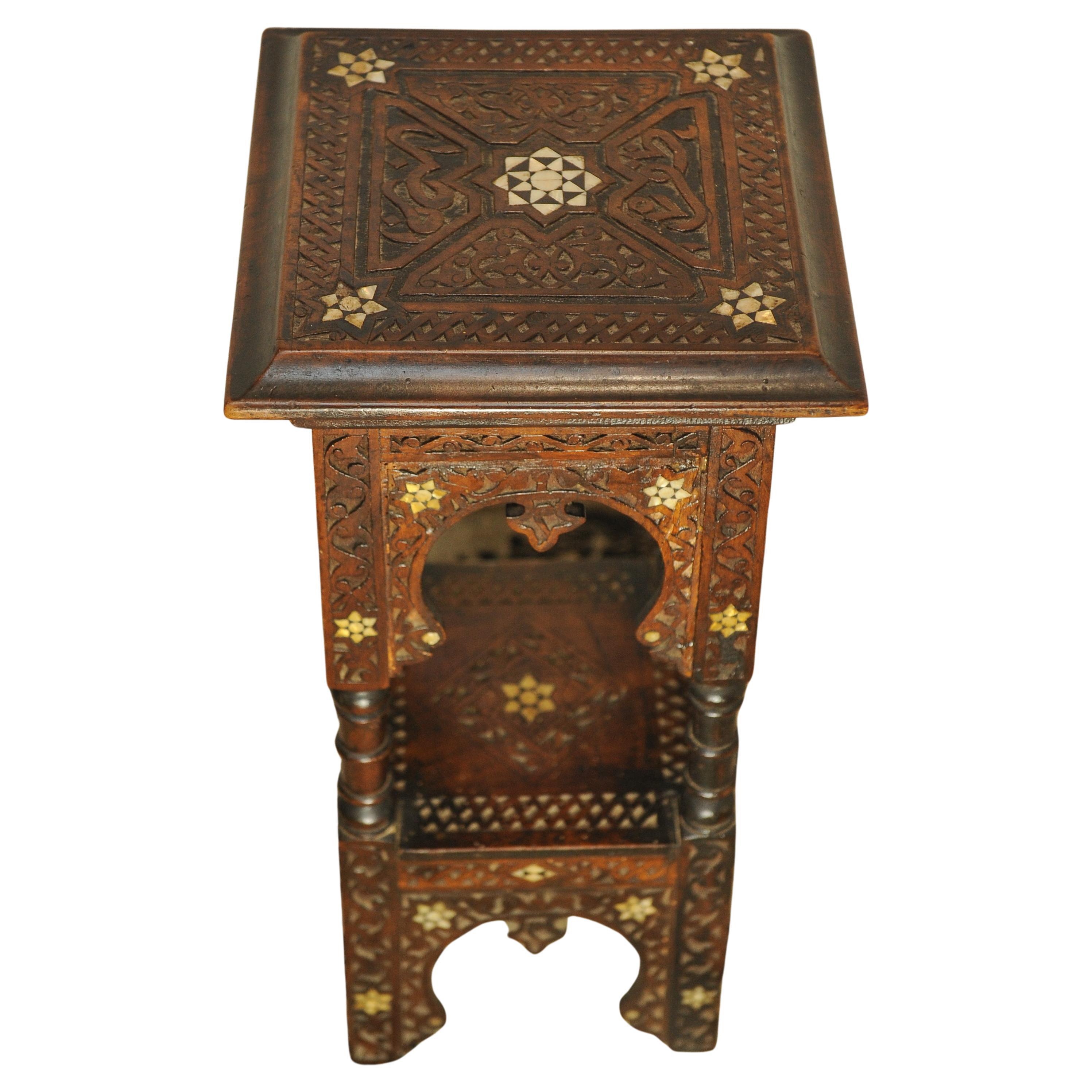 Bois Table d'appoint mauresque à deux niveaux avec détails de parqueterie décoratifs en vente