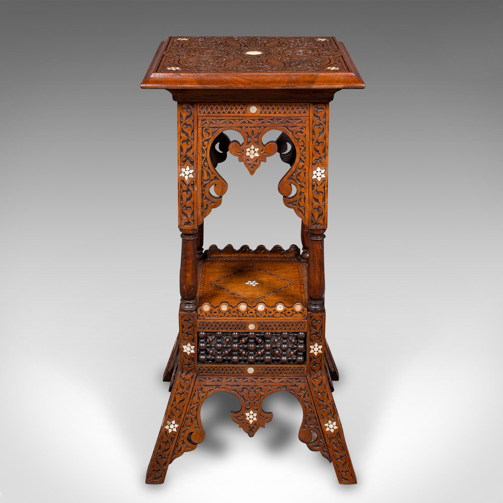
Il s'agit d'un ancien support de jardinière mauresque. Podium en teck et marqueterie du Moyen-Orient, datant de la période victorienne, vers 1880.

Support très orné, très coloré et d'un goût esthétique d'époque.
Présente une patine d'usage
