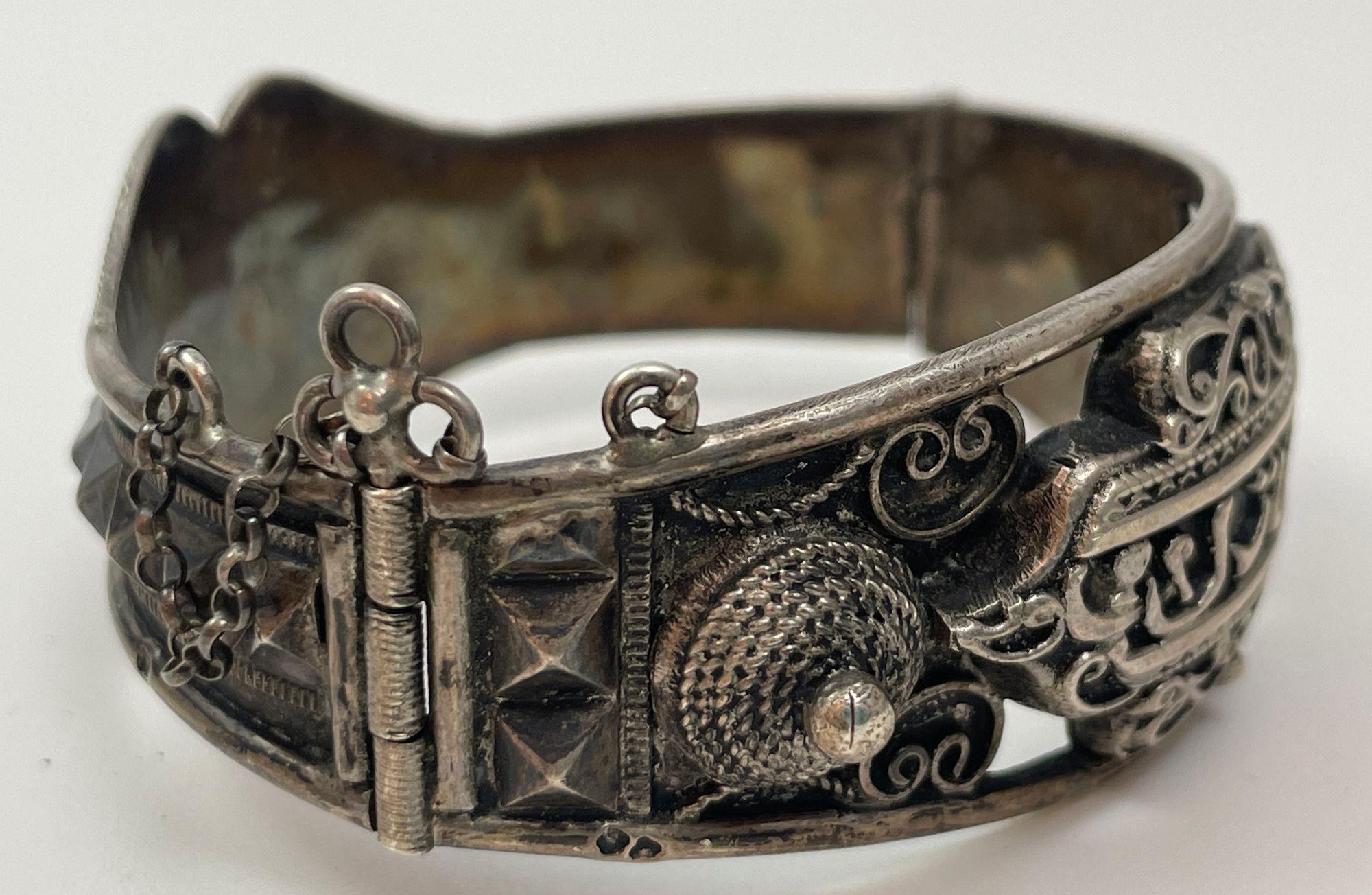 Antique Moorish North Africa Silver Cuff Bracelet.
Antique Tunisian, Algeria or Moroccan silver cuff. In good condition, sturdy and high quality design, Maker's mark on outer edge.
A well made silver bracelet from North Africa from the French
