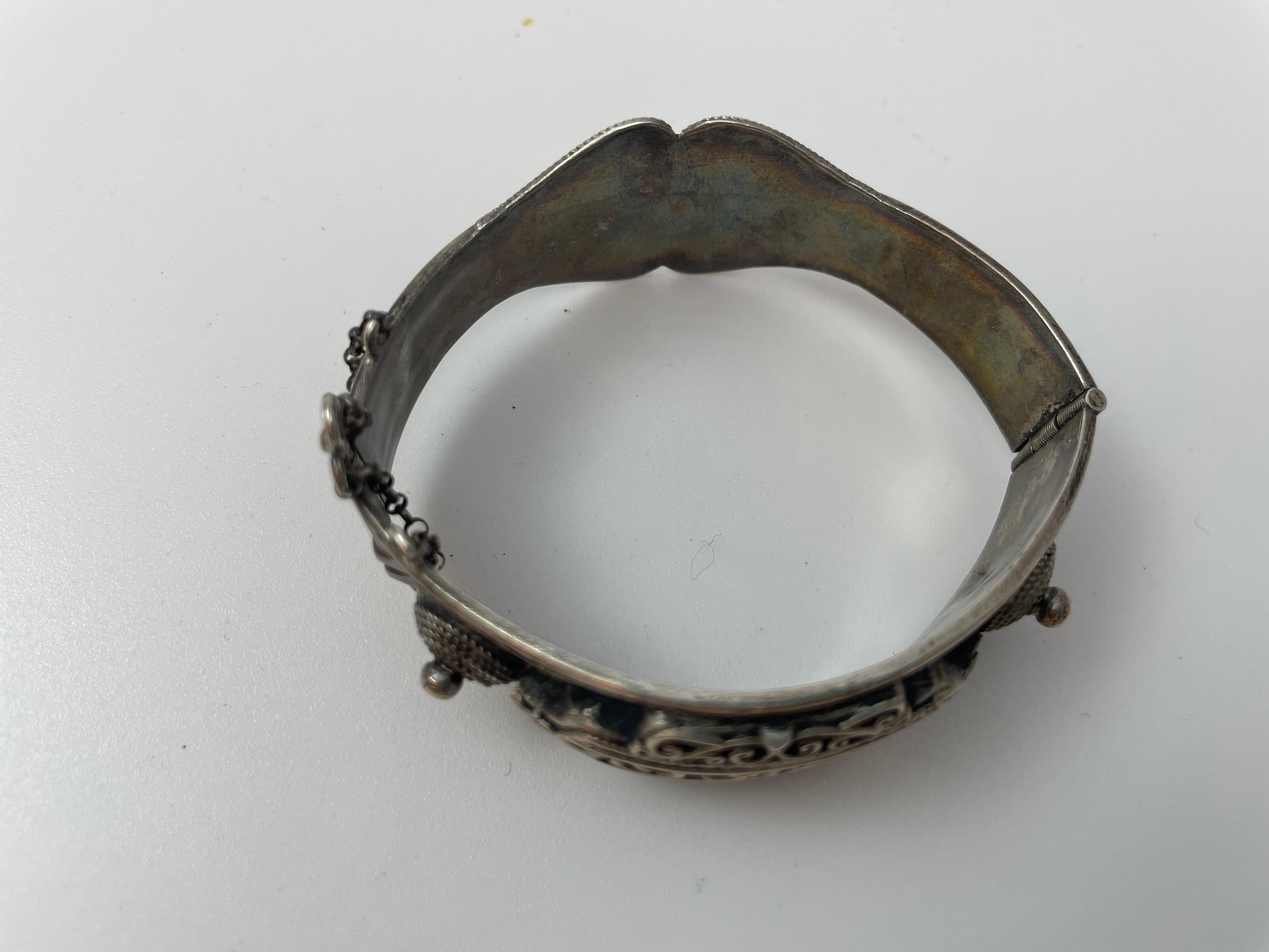 Antique Moorish North Africa Silver Cuff Bracelet.
Antique Tunisian, Algeria or Moroccan silver cuff.
In good condition, sturdy and high quality design,  Maker's mark on outer edge.
A well made silver bracelet from North Africa from the French