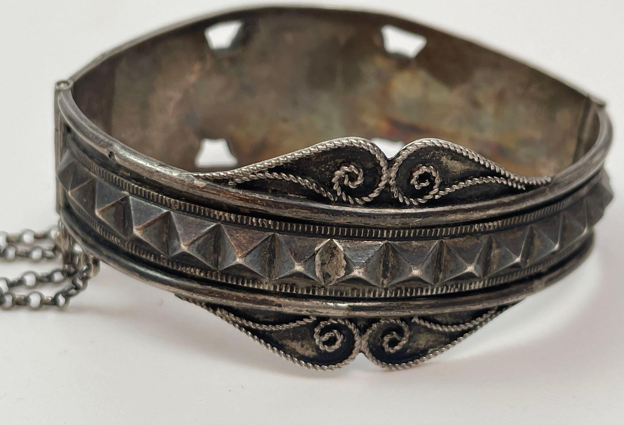 Antique Moorish North African Silver Cuff Bracelet In Good Condition For Sale In North Hollywood, CA