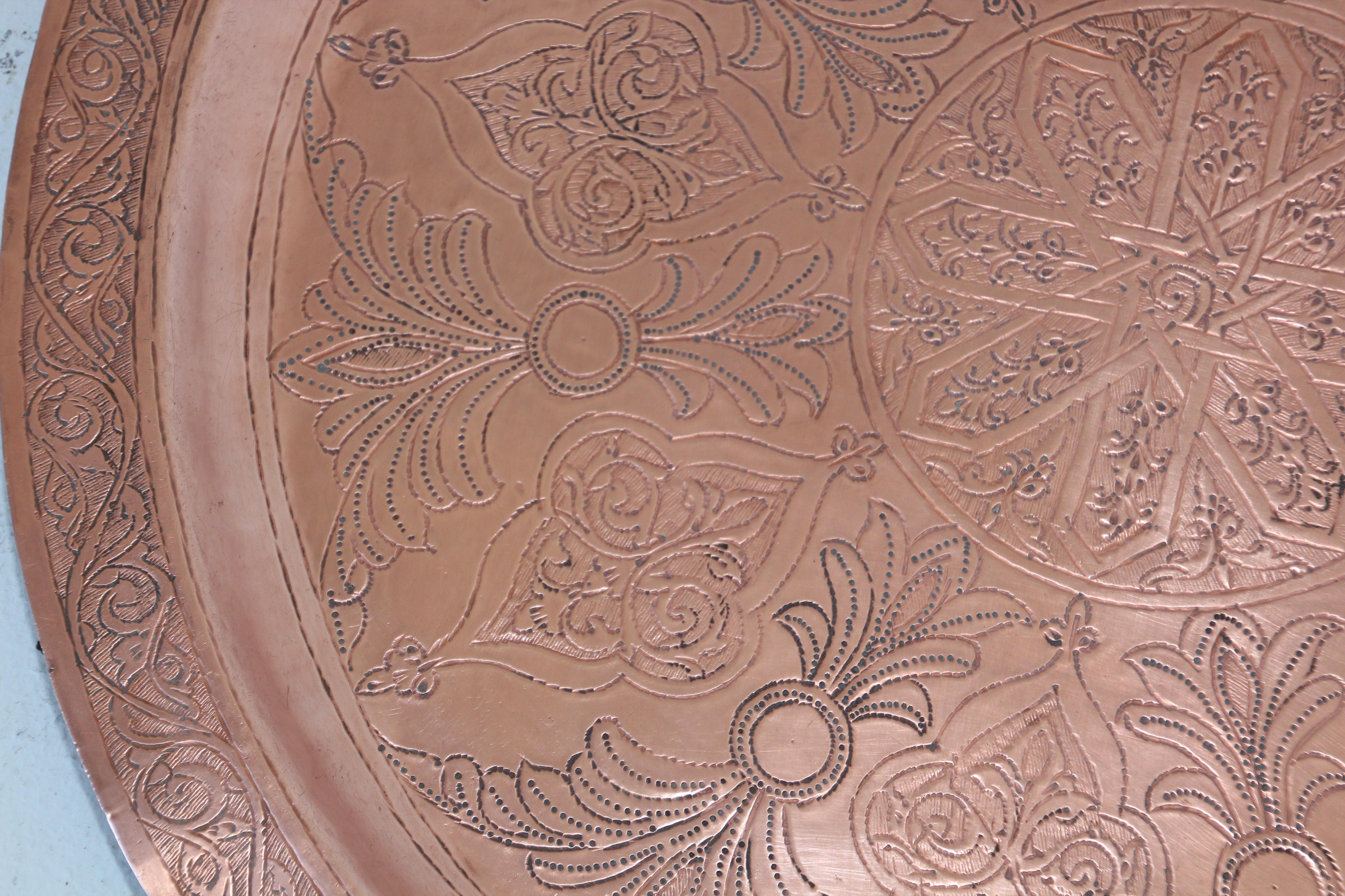 Antikes maurisches rundes Kupfertablett im Angebot 12