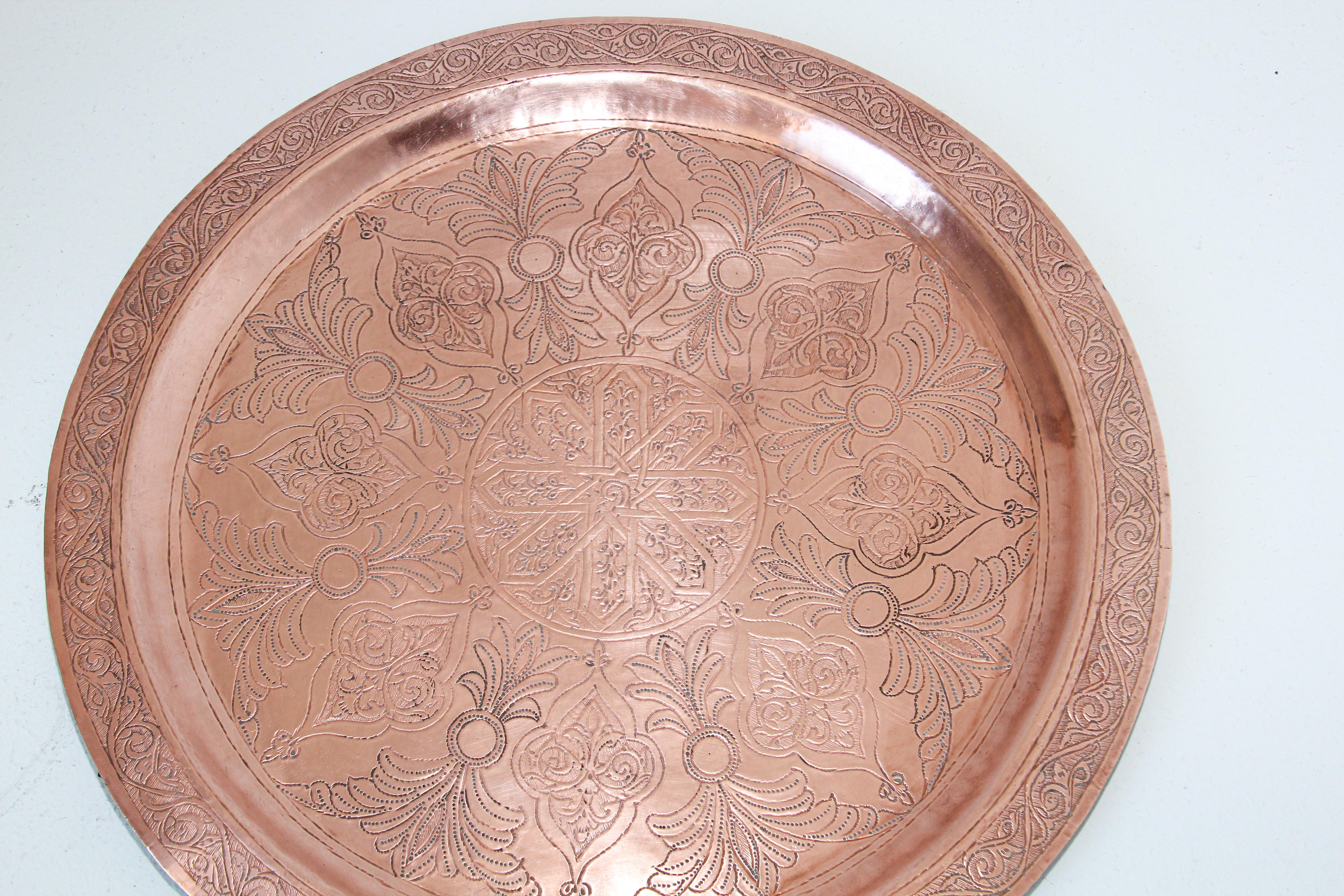 Antikes maurisches rundes Kupfertablett (Gehämmert) im Angebot