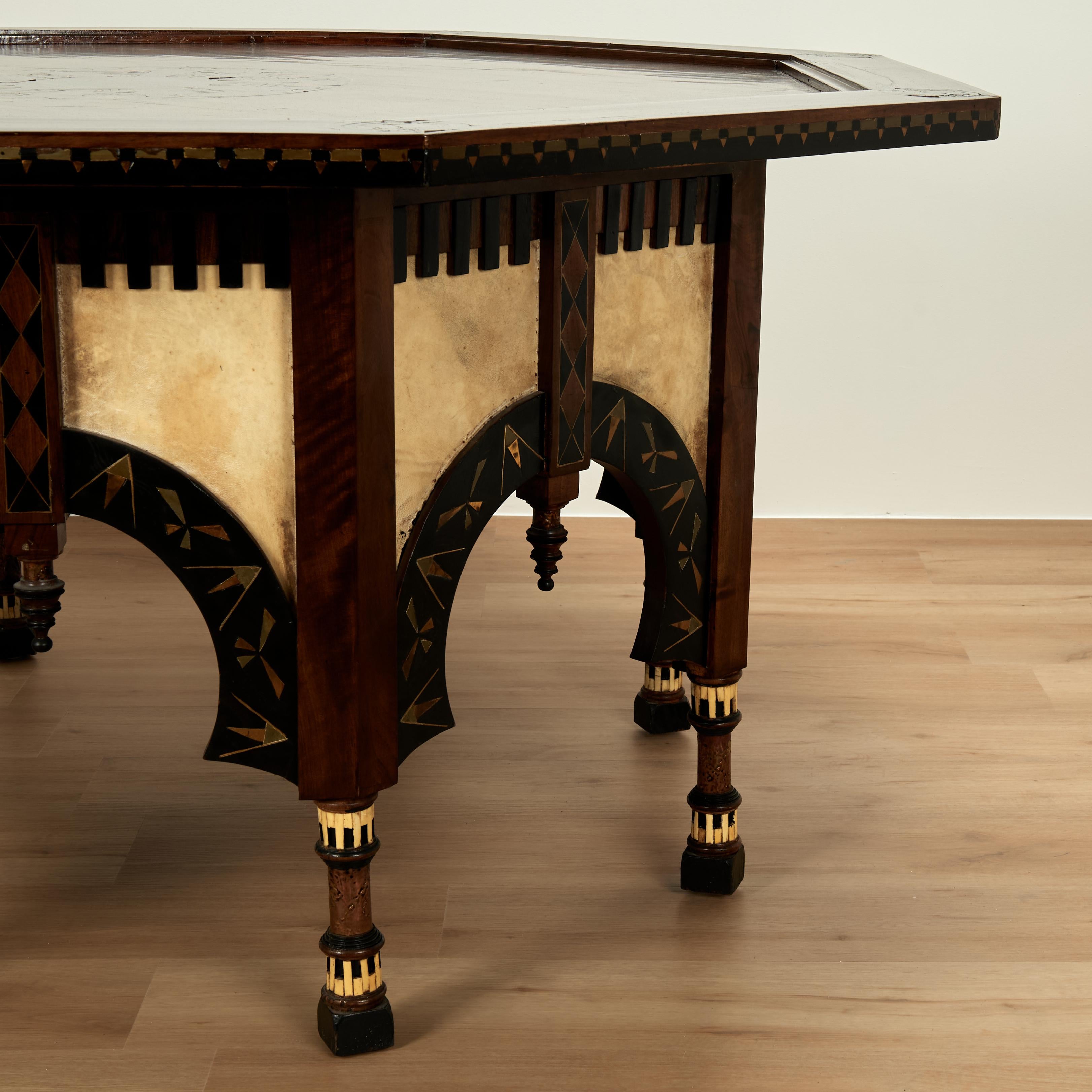 Antigua mesa italiana con incrustaciones de estilo morisco a la manera de Carlo Bugatti en venta 4