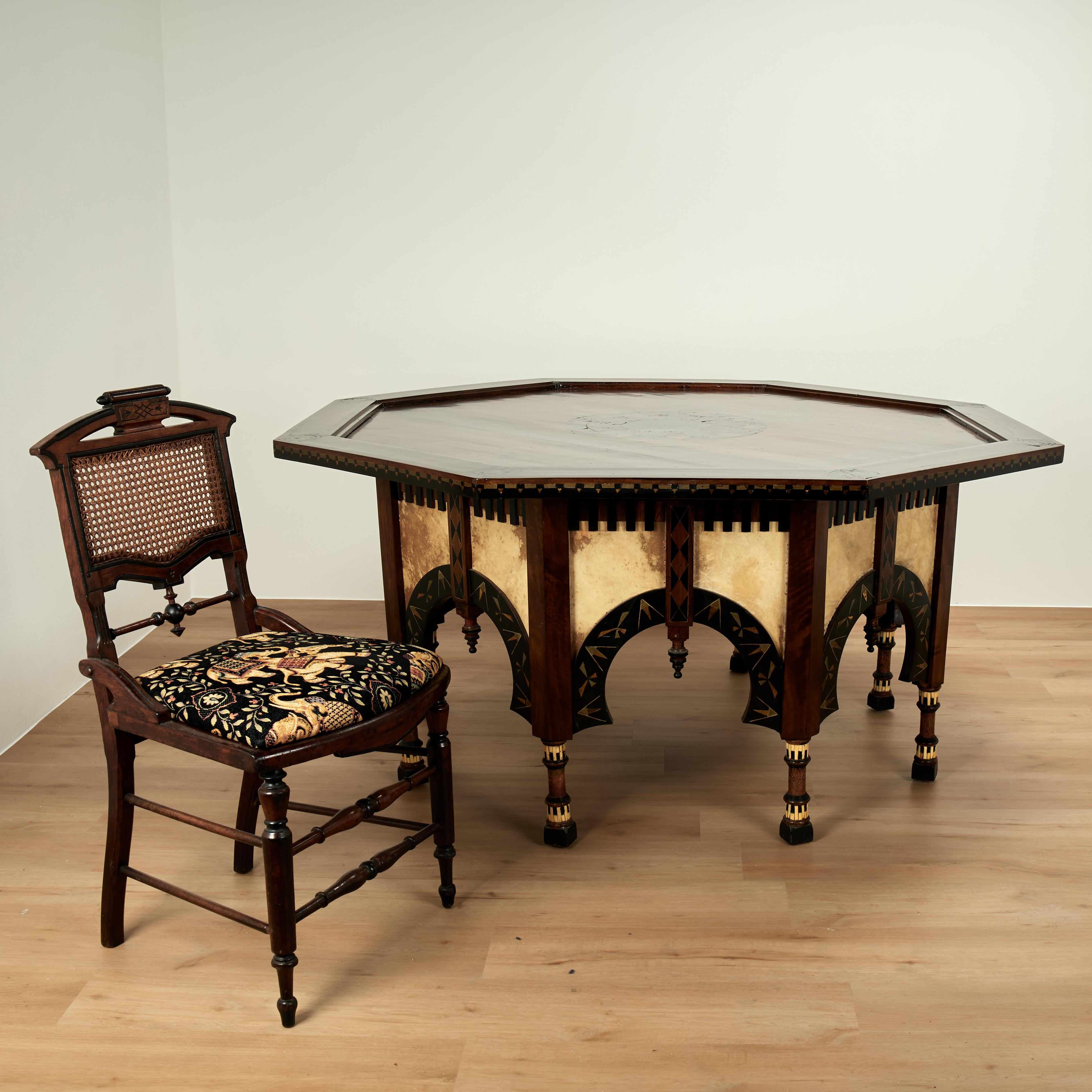 Antigua mesa italiana con incrustaciones de estilo morisco a la manera de Carlo Bugatti en venta 7