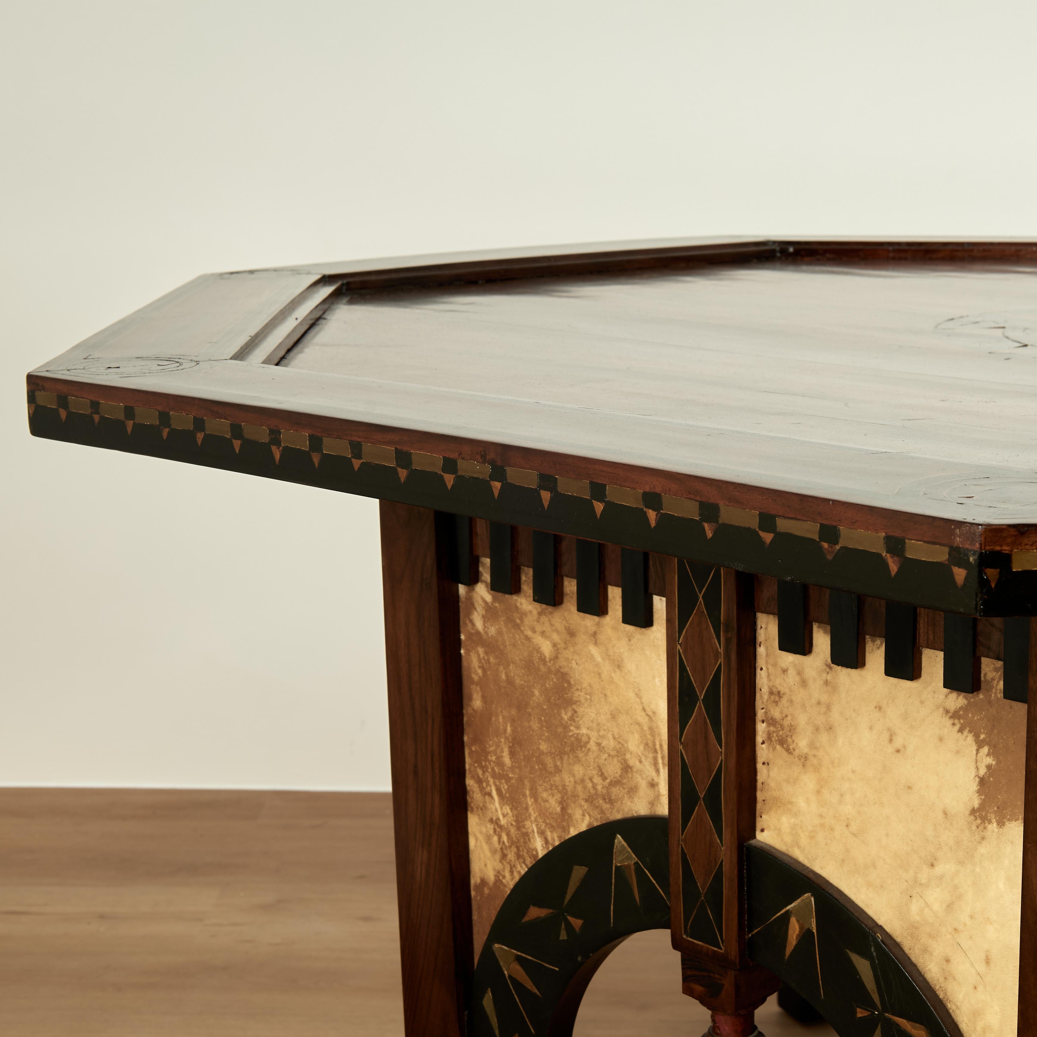 Antigua mesa italiana con incrustaciones de estilo morisco a la manera de Carlo Bugatti Hueso en venta