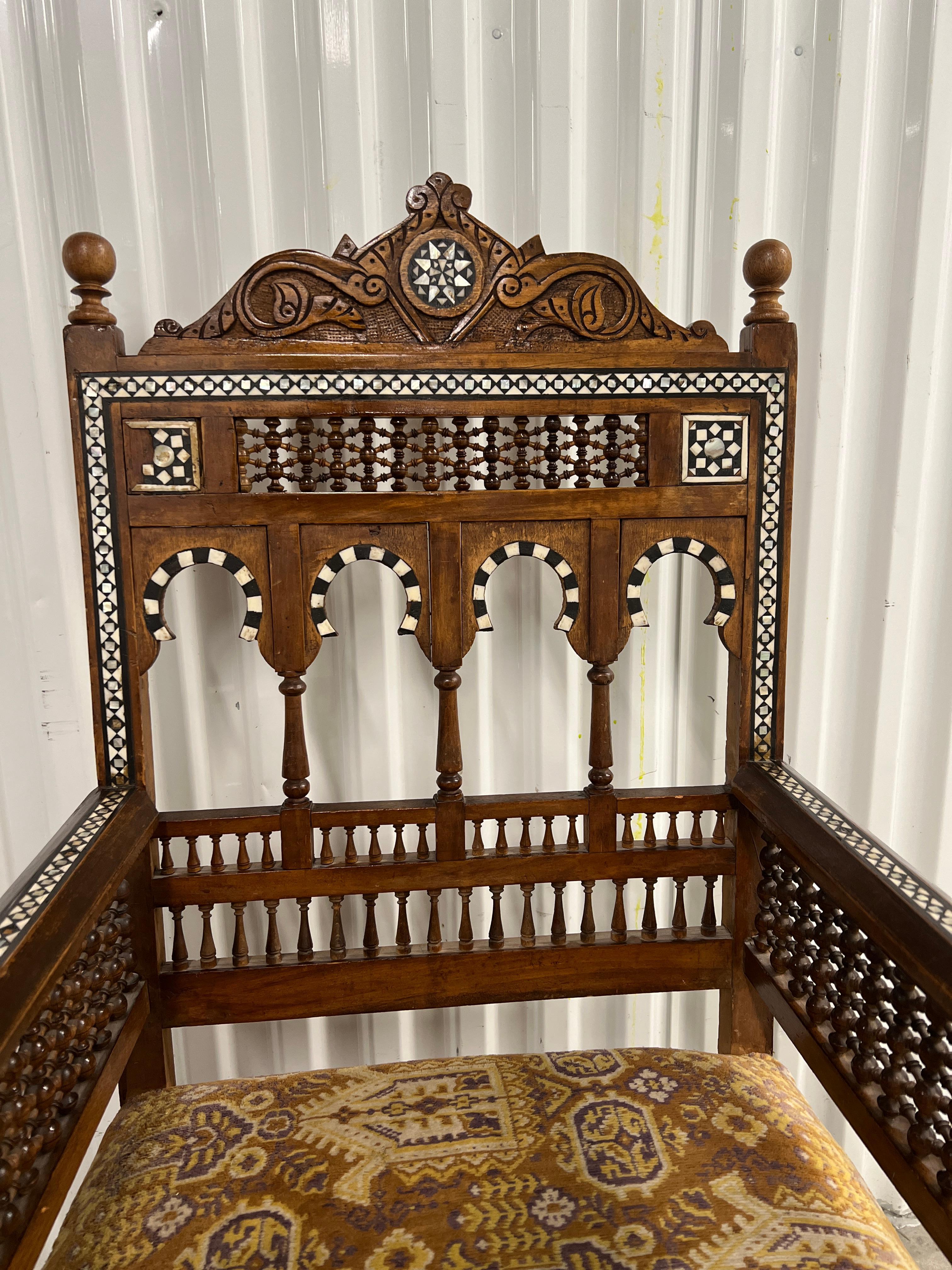 Syrien Ancienne paire de fauteuils arabes mauresques en marqueterie syrienne Circa 1900 en vente