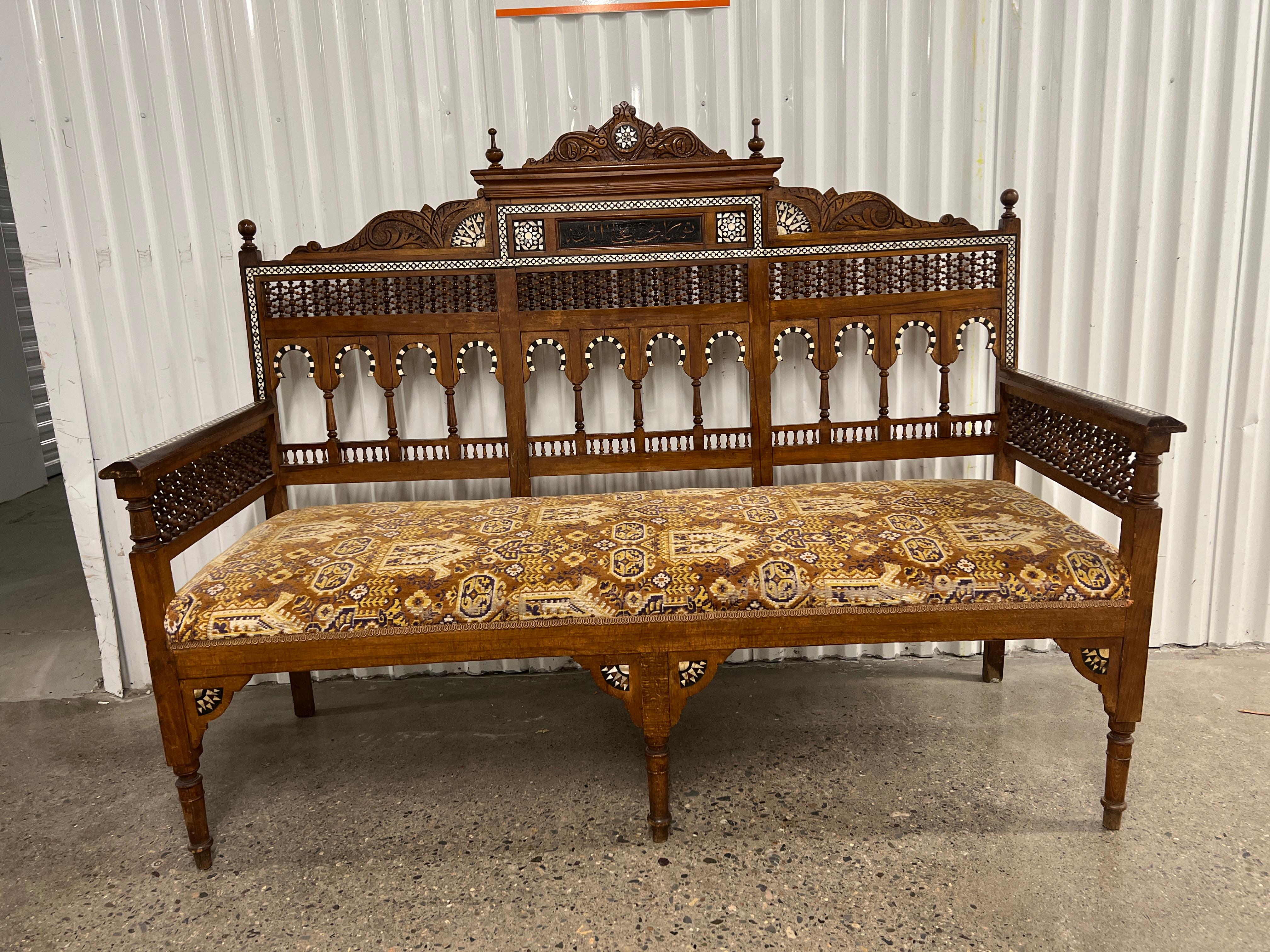 Sirio o egipcio, hacia 1900.

Un impresionante sofá antiguo de estilo arabesco.

Sofá de estilo morisco y fabricado muy probablemente en Siria u otro país de Levante, a finales del siglo XIX o principios del XX.
El sofá tiene paneles arabescos