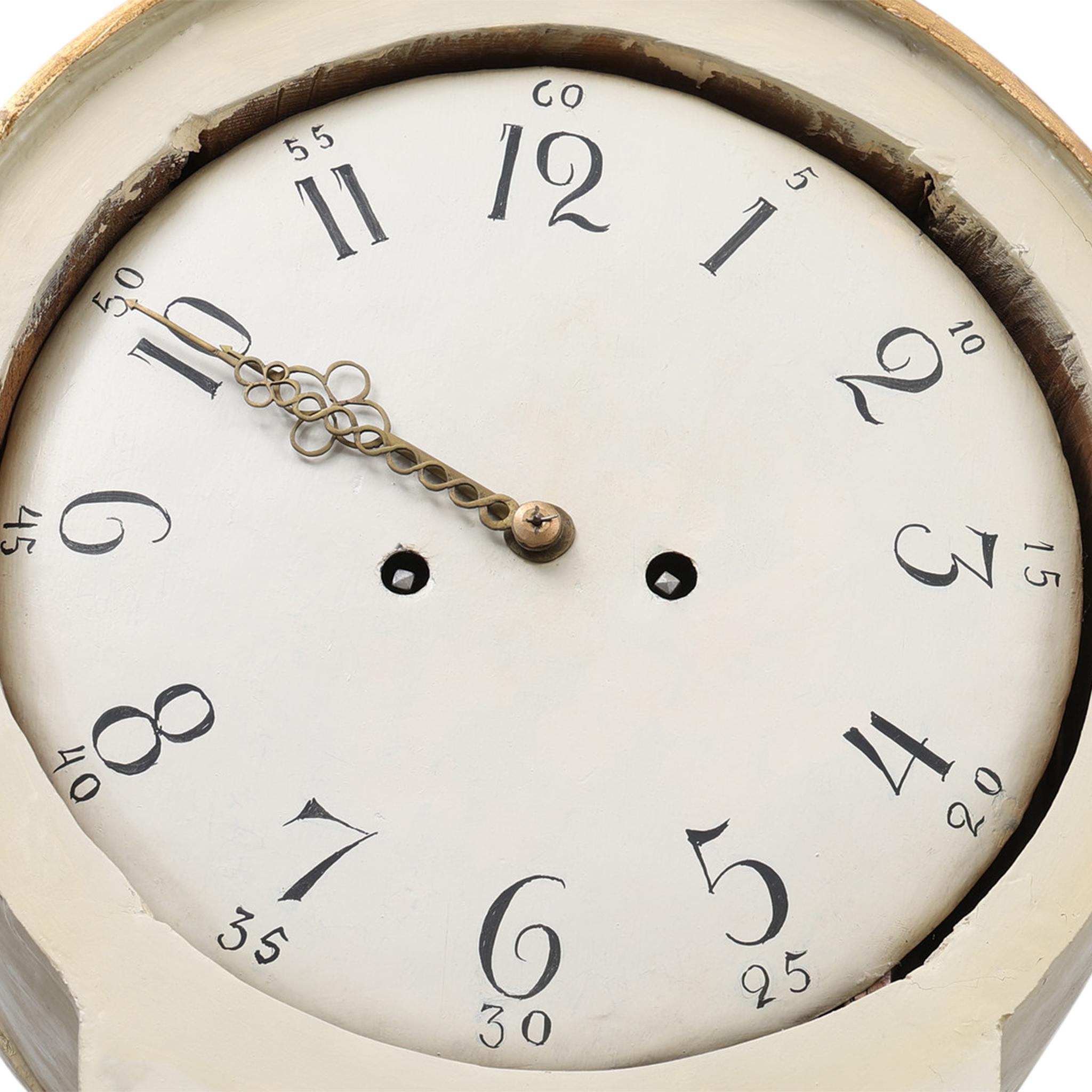 Antico orologio svedese Mora del 1800 in color crema con dettagli dorati e dettagli floreali dipinti a mano. Meccanismo funzionante dell'orologio a cassa lunga con pendolo e 2 pesi e suoneria a campana sulle ore.

Larghezza: 42cm /