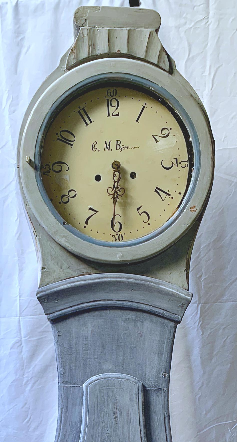 Antique Swedish mora clock from the 1800s in lovely later blue finish with a classic shape body and a good face with makers name C M Bjorn in good condition. Measures: 197 cm.

It has the Classic extended belly of a traditional Swedish mora clock