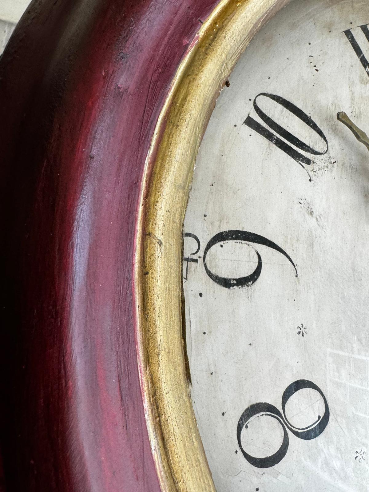Antike schwedische Mora-Uhr Schwedisch 1800er Jahre Antike Burgunder und Gold (Gustavianisch) im Angebot