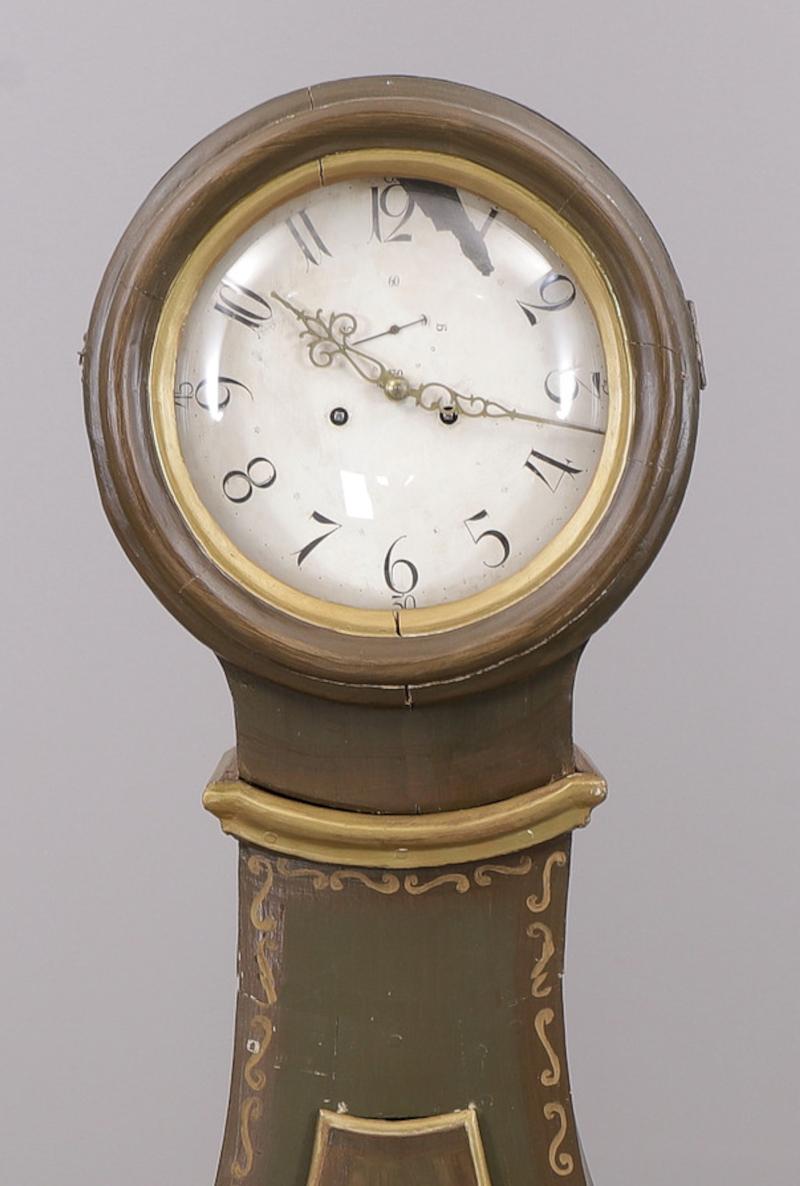 Antique Swedish mora clock from the 1800s in lovely later green finish with a wide belly body and a good face with unusual small second hand dial. Measures: 207 cm.

It has the Classic extended belly of a traditional Swedish mora clock with detail