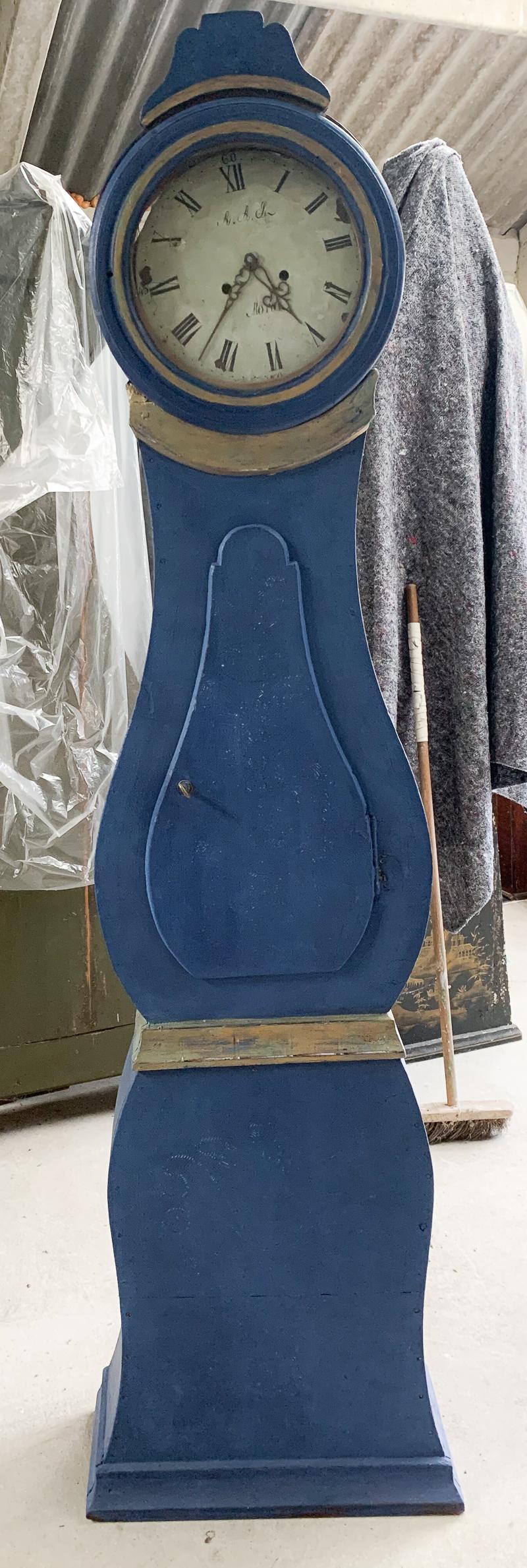 Antique Swedish mora clock from early 1800s in lovely later deep blue finish with ditressed gold detailing dated 1829 and csimple country style hood decoration and a wide belly body and a good roman numeral face.
 
Measures: 195 cm.

It has the