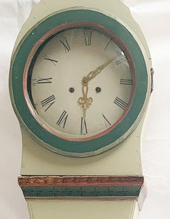 Antike schwedische Mora-Uhr, 1800er Jahre, salbeigrünes Volkskunst-Detail, Landhausstil