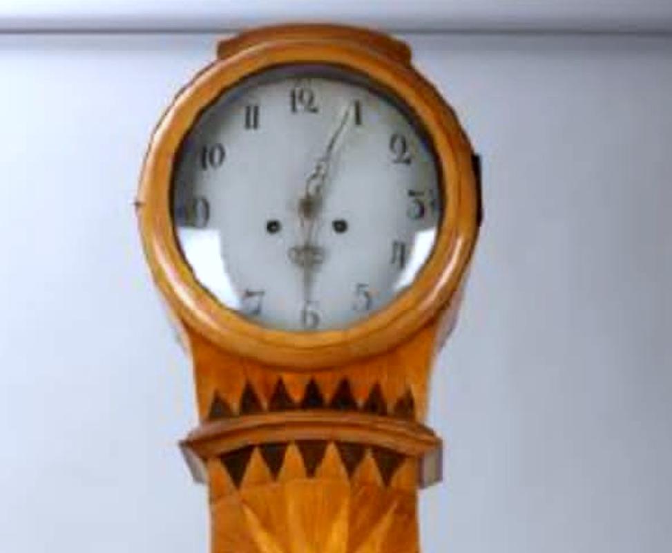 Poli Horloge Mora ancienne suédoise Biedermeier avec marqueterie naturelle incrustée style gustavien des années 1800 en vente