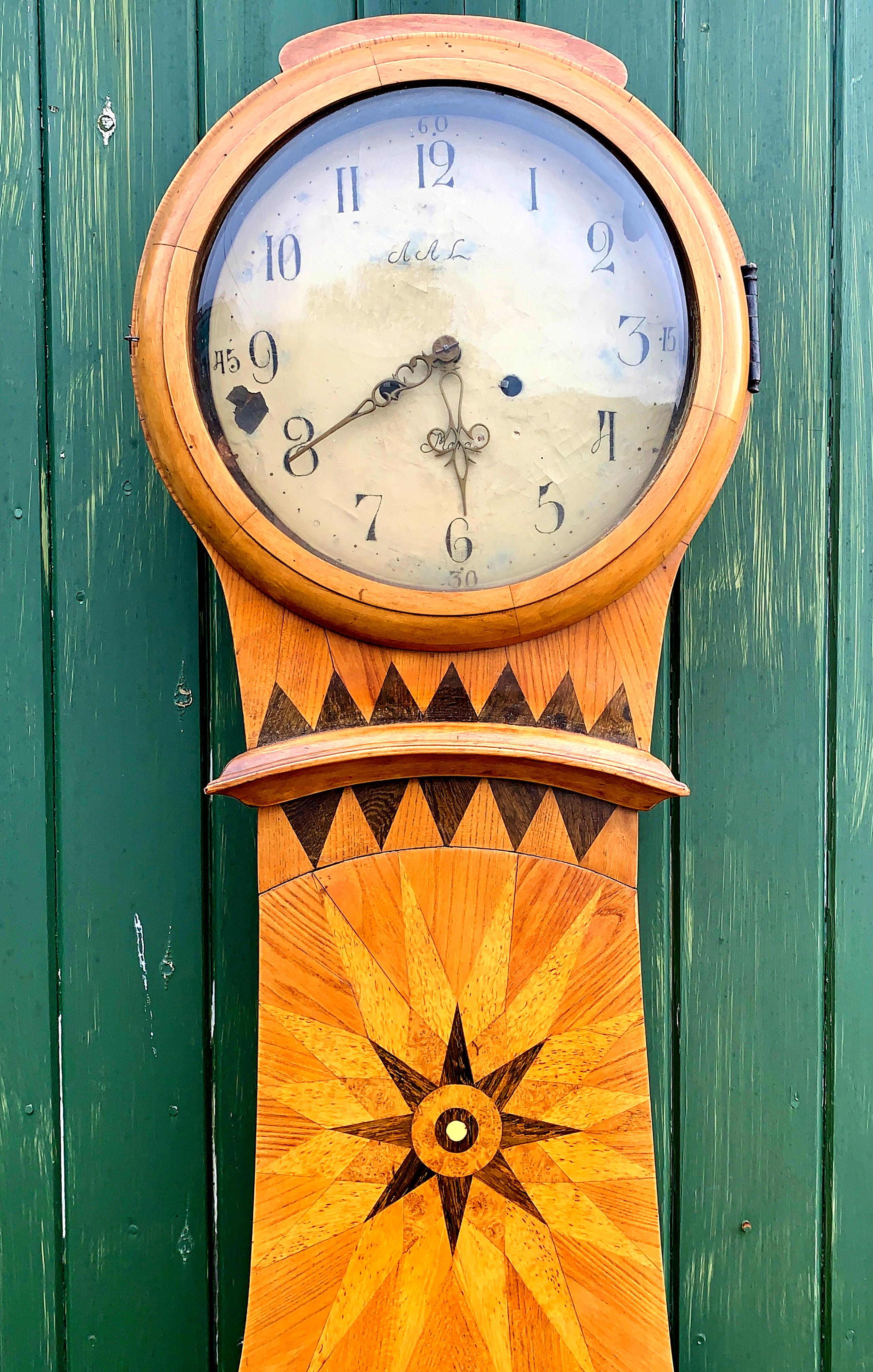 Seltene antike schwedische Mora-Uhr aus der Mitte des 19. Jahrhunderts in natürlicher Ausführung mit außergewöhnlichem Intarsienmuster und Sternmotiv mit einer großen taillierten Form Körper und ein gutes Gesicht mit vielen Details. Maße: