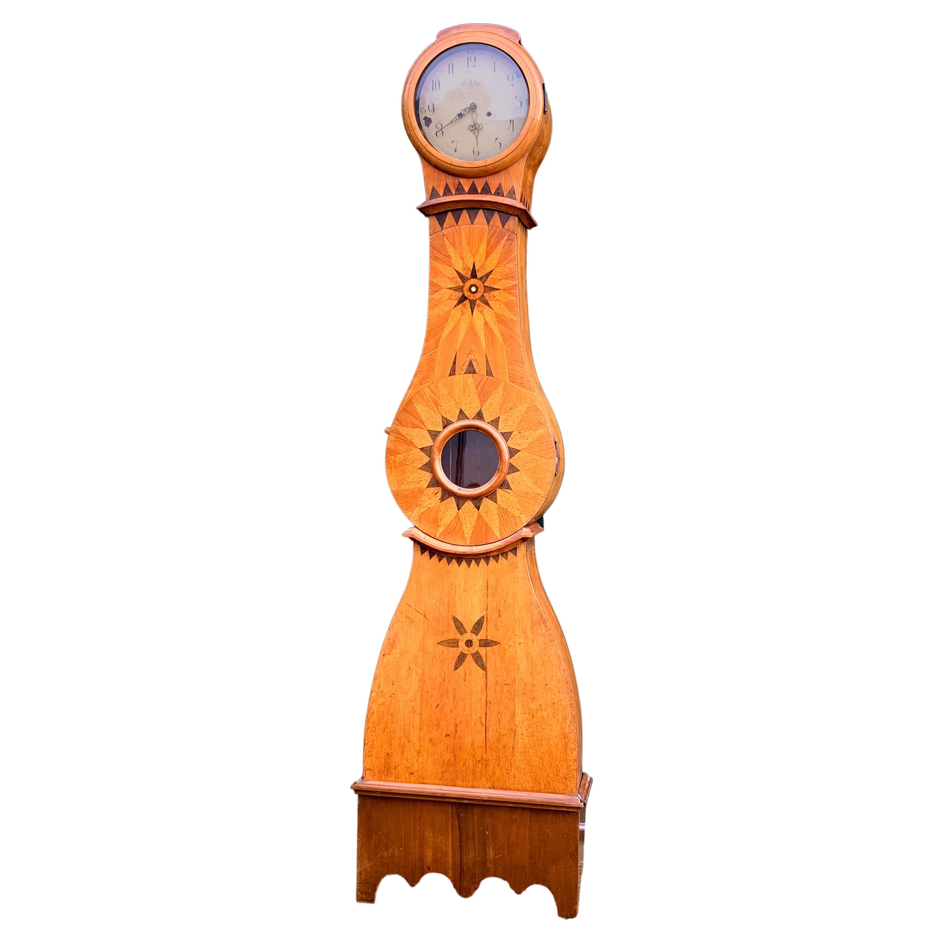 Horloge Mora ancienne suédoise Biedermeier avec marqueterie naturelle incrustée style gustavien des années 1800