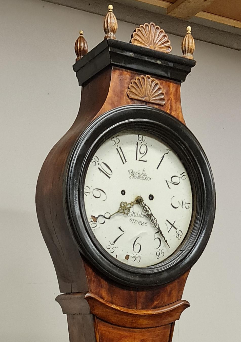 Antique Swedish mora clock from early 1800s in Biedermeier style with natural finish and ormolu style detail with a great shape body and a good face with lots of detail include the belly sun motif and nicely detailed hood. Measures: 220cm.

It has