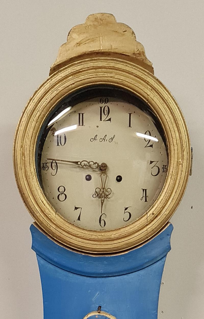 Antique Swedish mora clock from early 1800s in lovely later deep blue finish with distressed gold detailing and simple country style hood decoration and a wide belly body and a good roman numeral face with AAS marking.
 
Measures: 194 cm.

It has